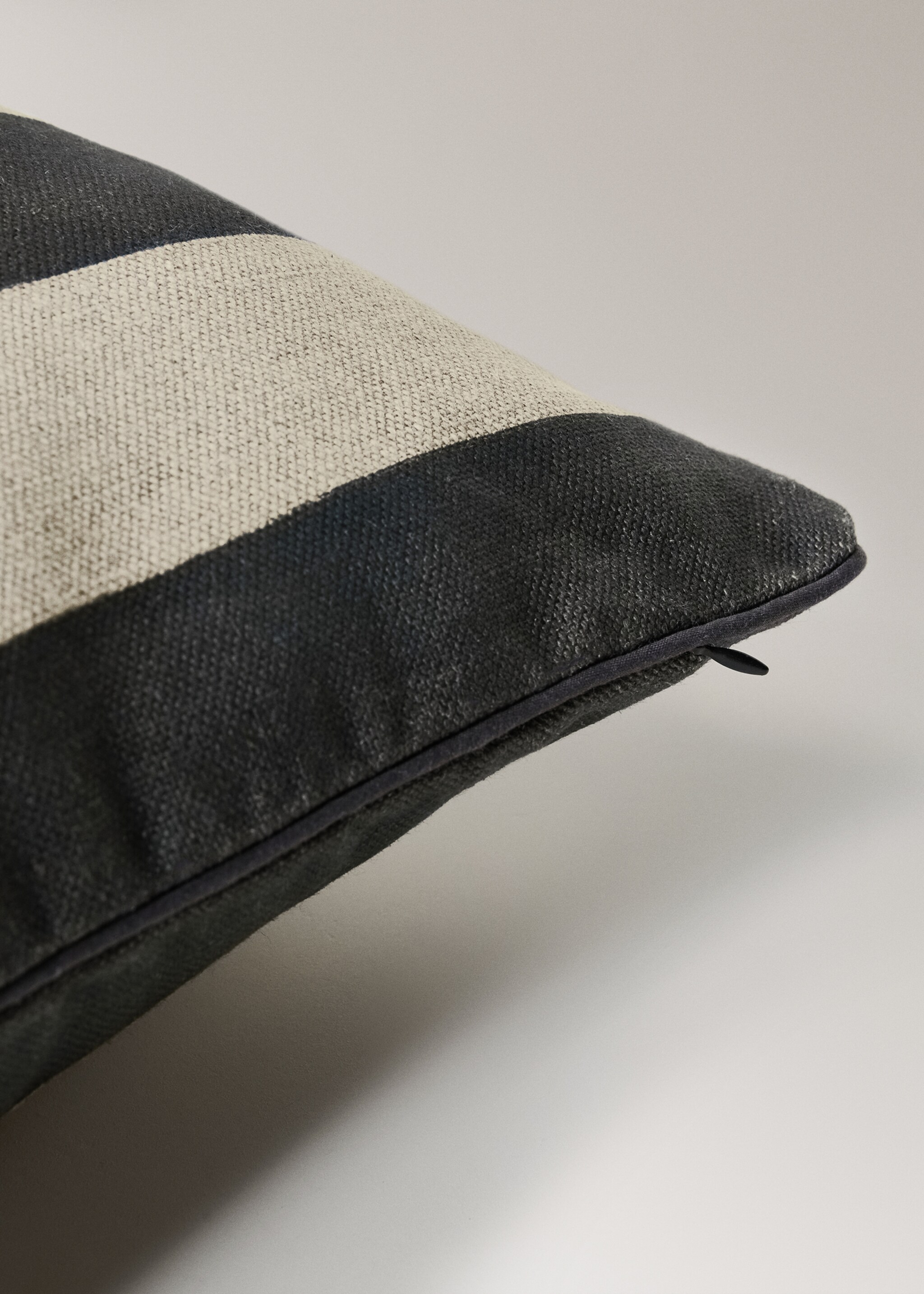 Navlaka za jastuk s patentnim zatvaračem od 100 % lana s prugastim uzorkom i patentnim zatvaračem, 40x60 cm - Detalji artikla 1, Siva. Ref: 17007909-00.