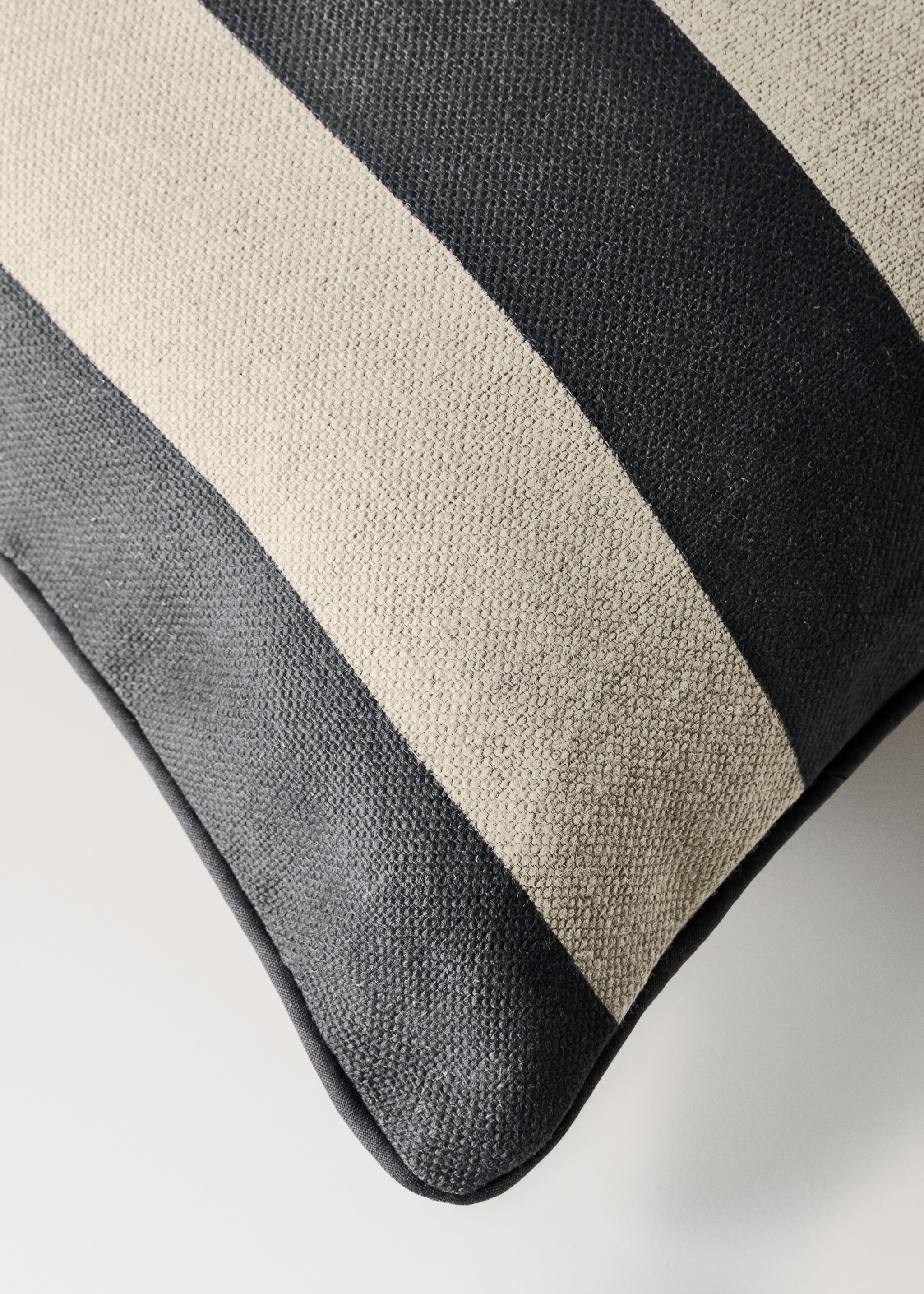 Navlaka za jastuk s patentnim zatvaračem od 100 % lana s prugastim uzorkom i patentnim zatvaračem, 40x60 cm - Detalji artikla 2, Siva. Ref: 17007909-00.