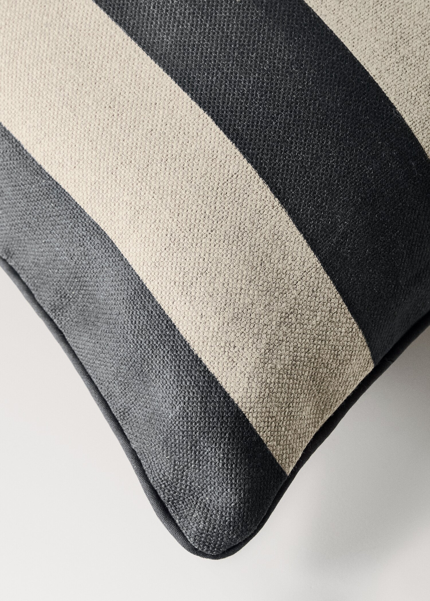 Putetrekk i 100% lin med stripet mønster, og glidelås, 40x60cm - Artikkeldetalj 2