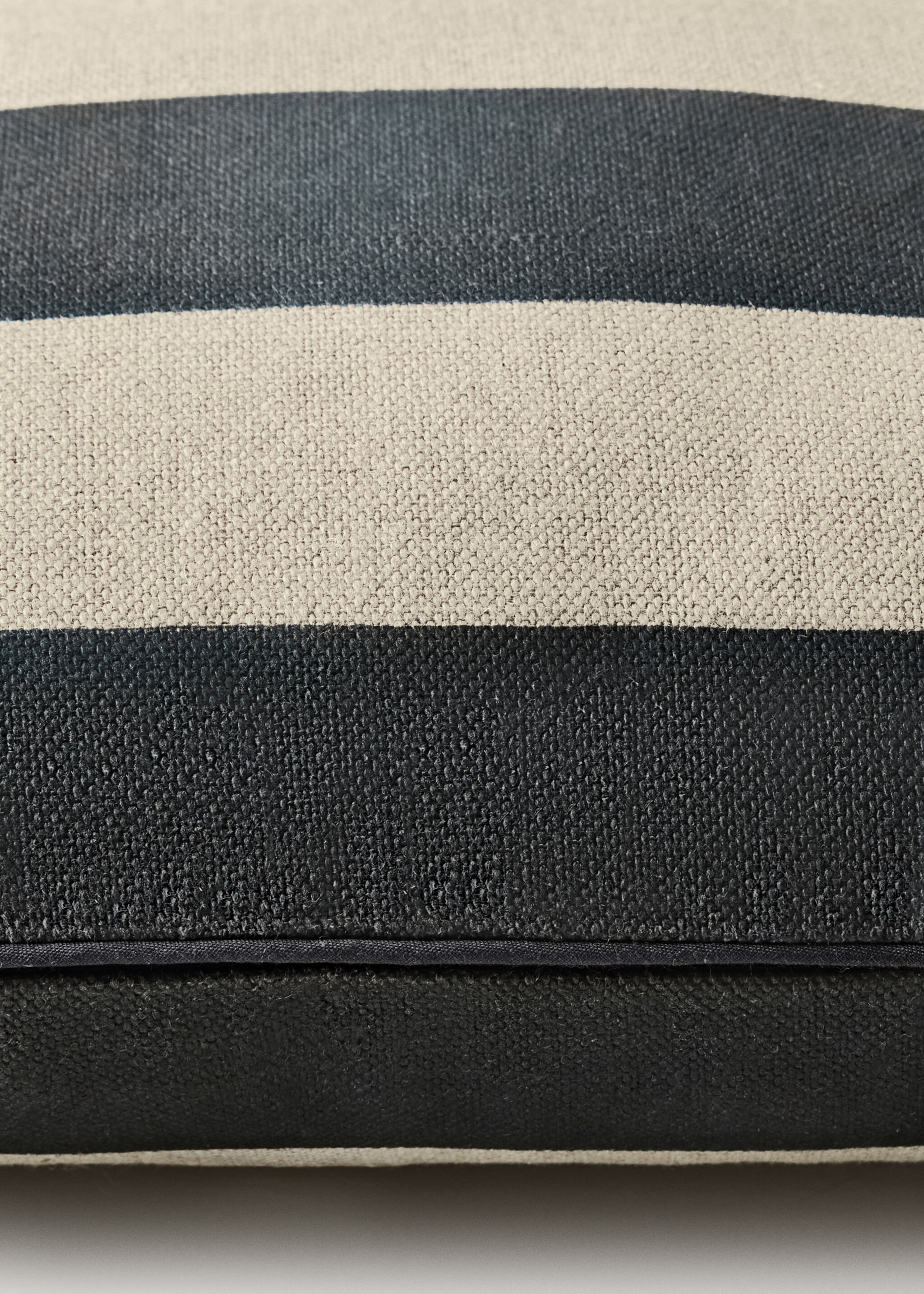 Navlaka za jastuk s patentnim zatvaračem od 100 % lana s prugastim uzorkom i patentnim zatvaračem, 40x60 cm - Detalji artikla 3, Siva. Ref: 17007909-00.