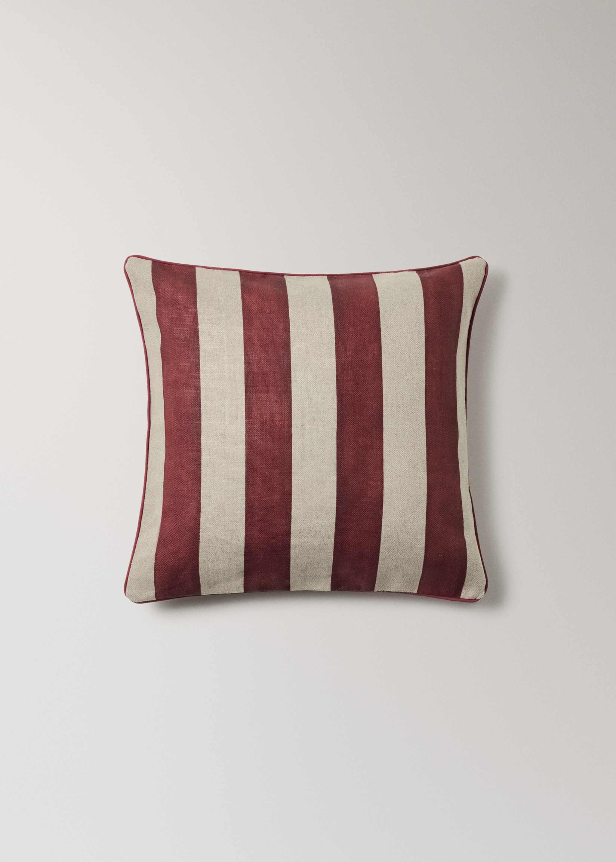 Husă de pernă cu dungi, cusături decorative și fermoar, 50x50 cm - Articol fără model, Roșu. Ref: 17007910-00.