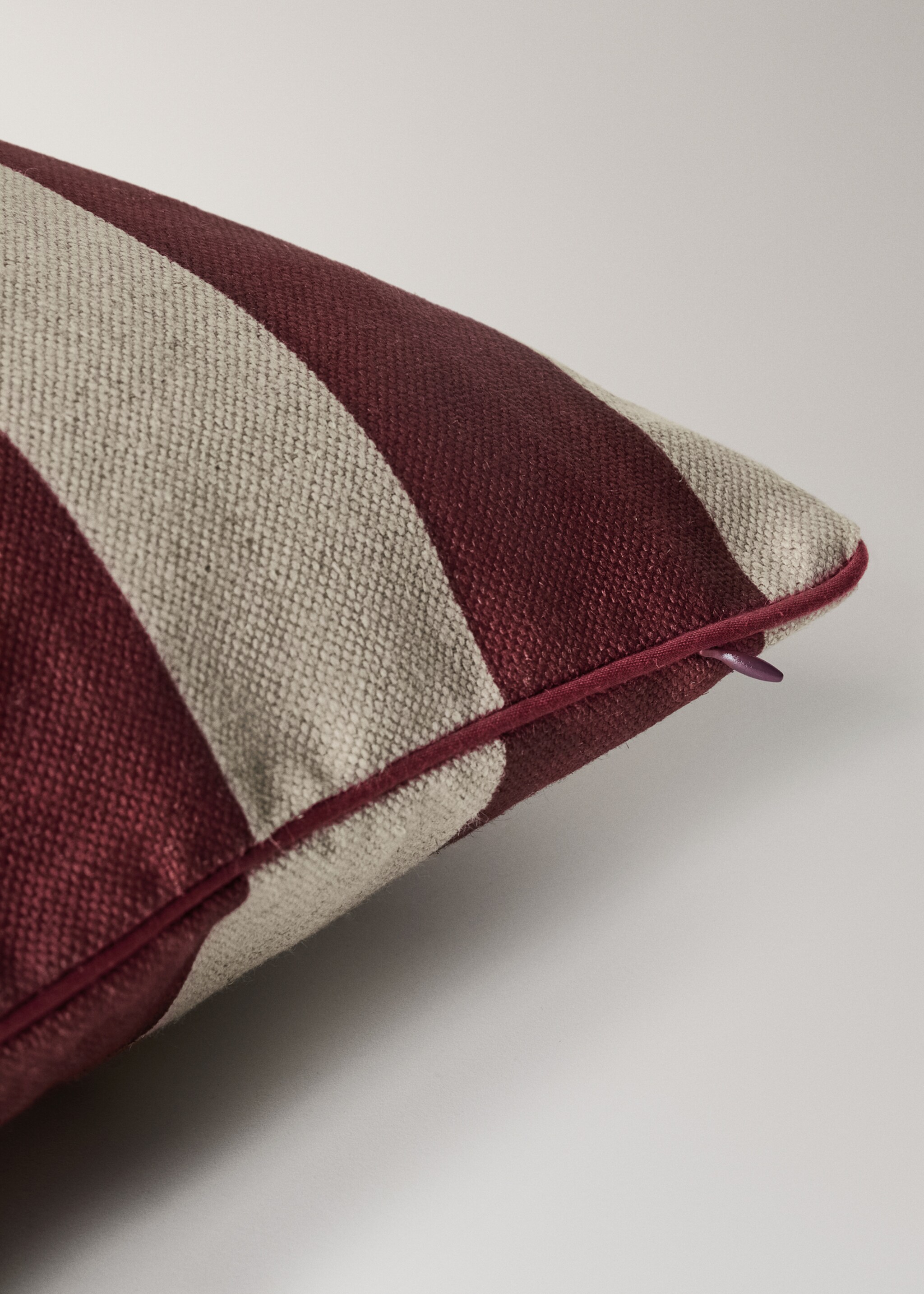 Husă de pernă cu dungi, cusături decorative și fermoar, 50x50 cm - Detaliu al articolului 1, Roșu. Ref: 17007910-00.