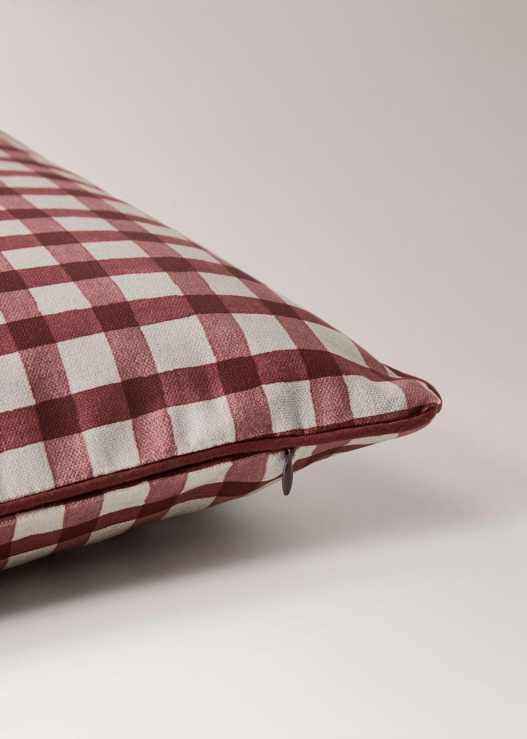 Gingham cotton cushion cover with trim 45x45cm - Details of the article 1, Red. Ref: 17007914-00.