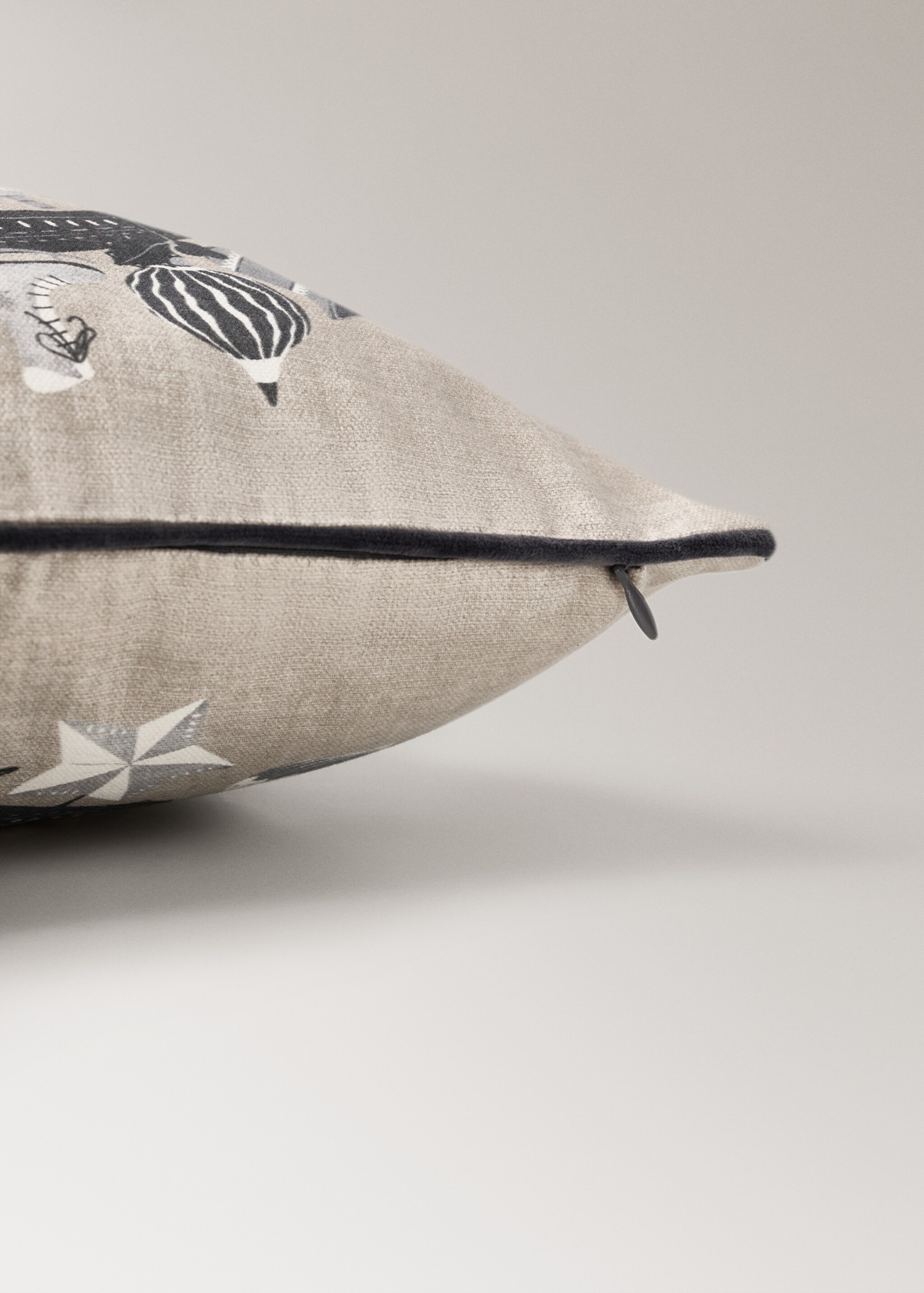 Embroidered detail cushion cover 30x40cm - Details of the article 2, Beige. Ref: 17007915-00.