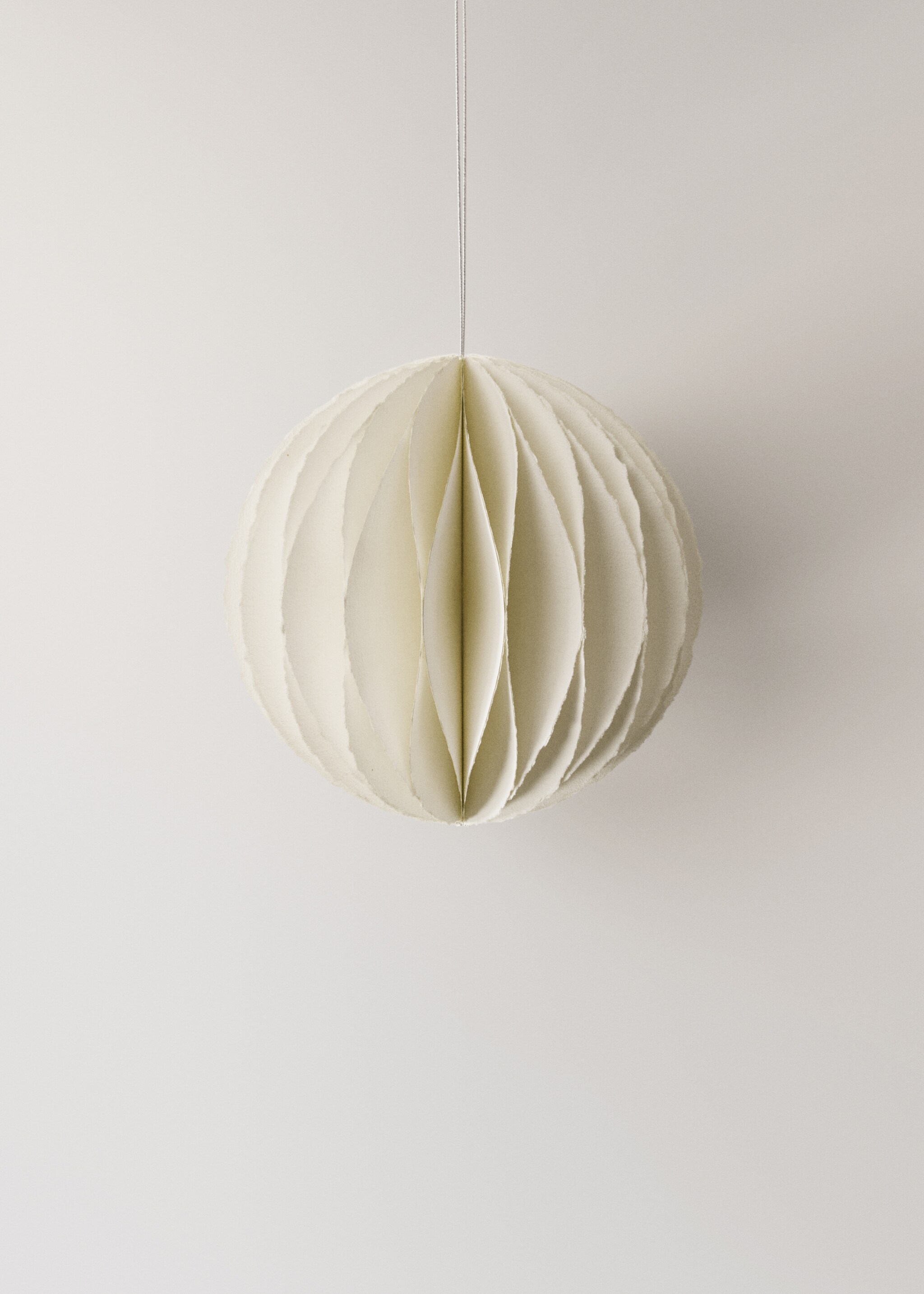Spherical paper tree decoration - Article without model, White. Ref: 17008297-00.