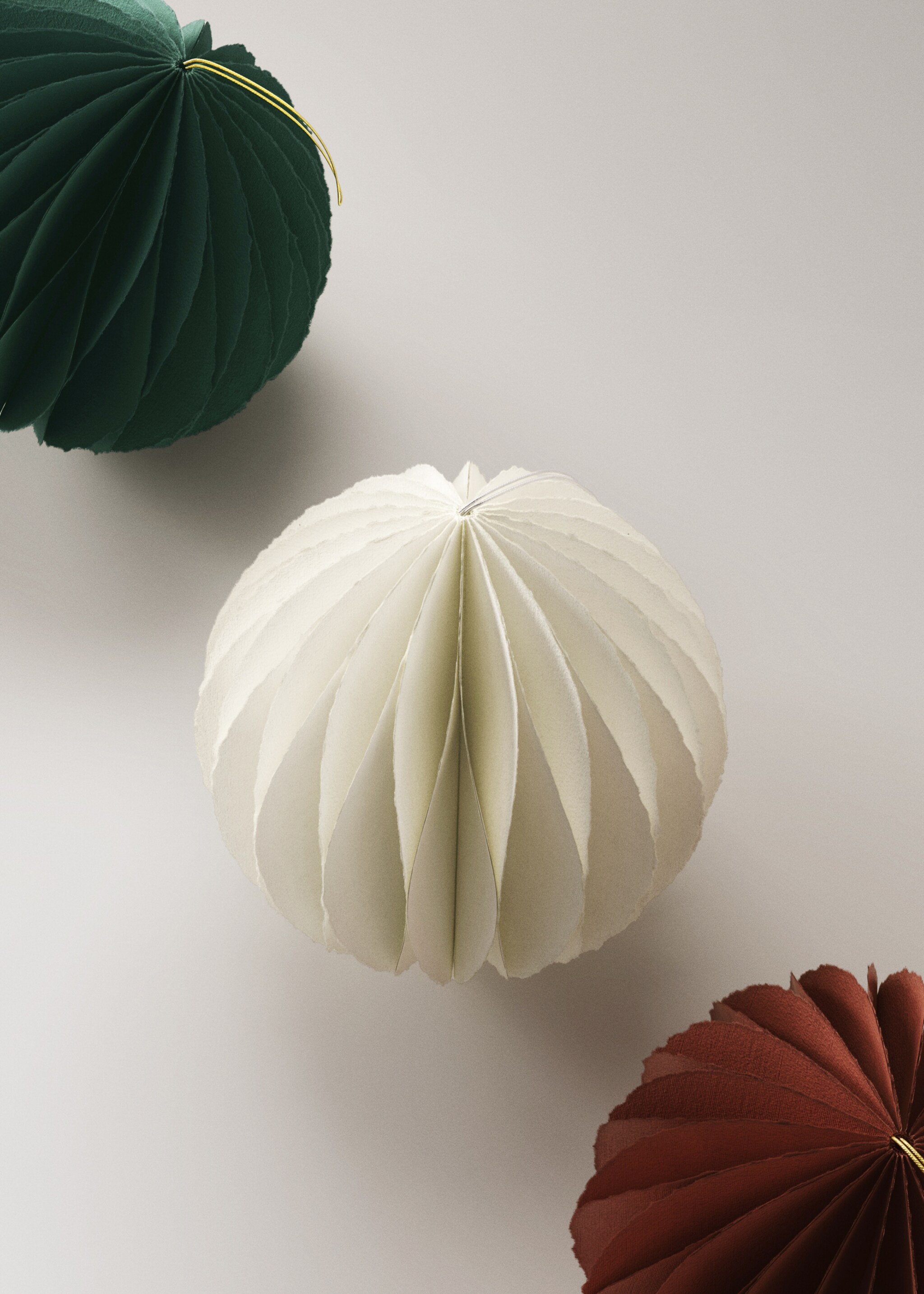 Spherical paper tree decoration - Details of the article 4, White. Ref: 17008297-00.