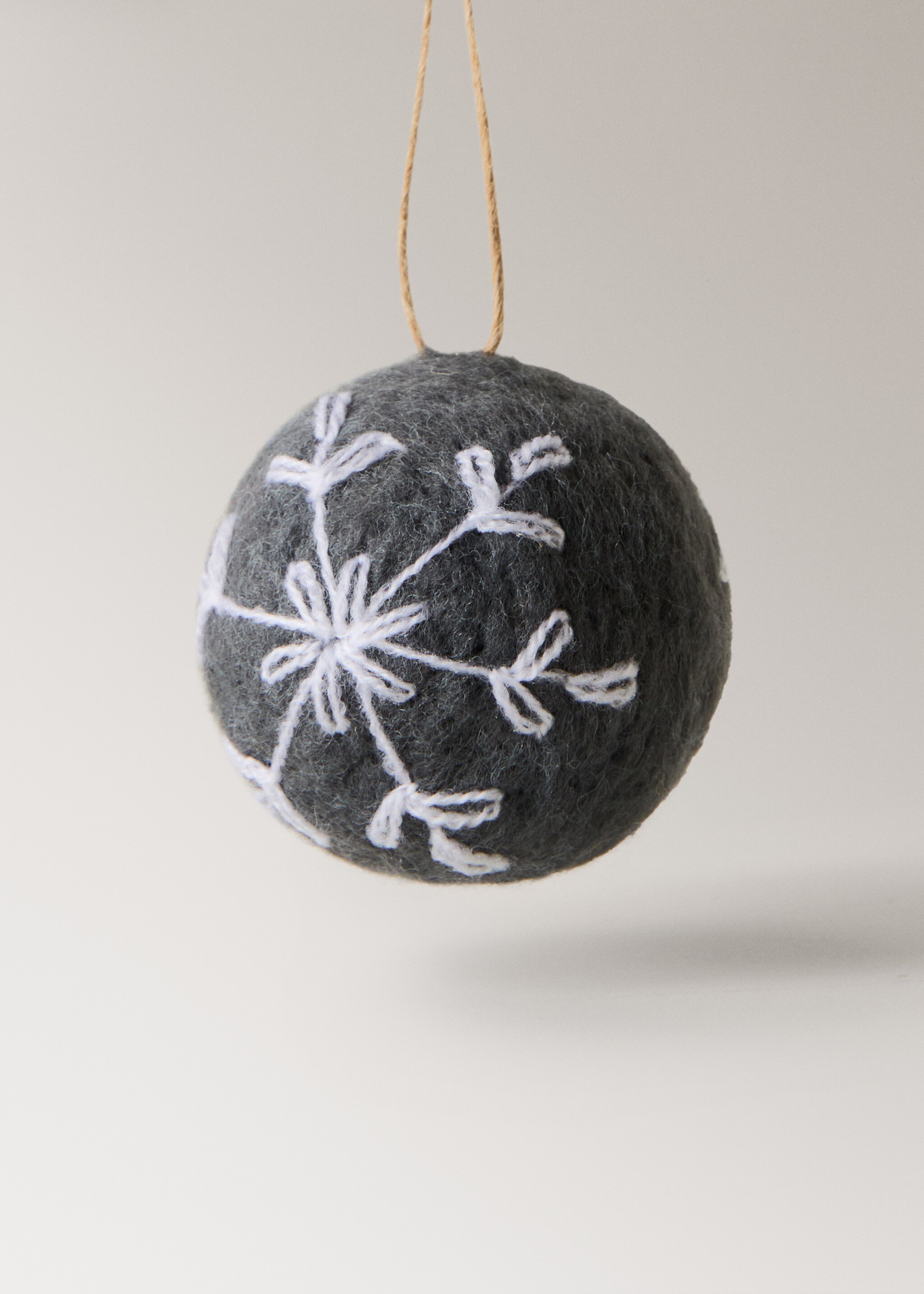 Felt tree ornaments - Details of the article 1, Grey. Ref: 17008326-00.