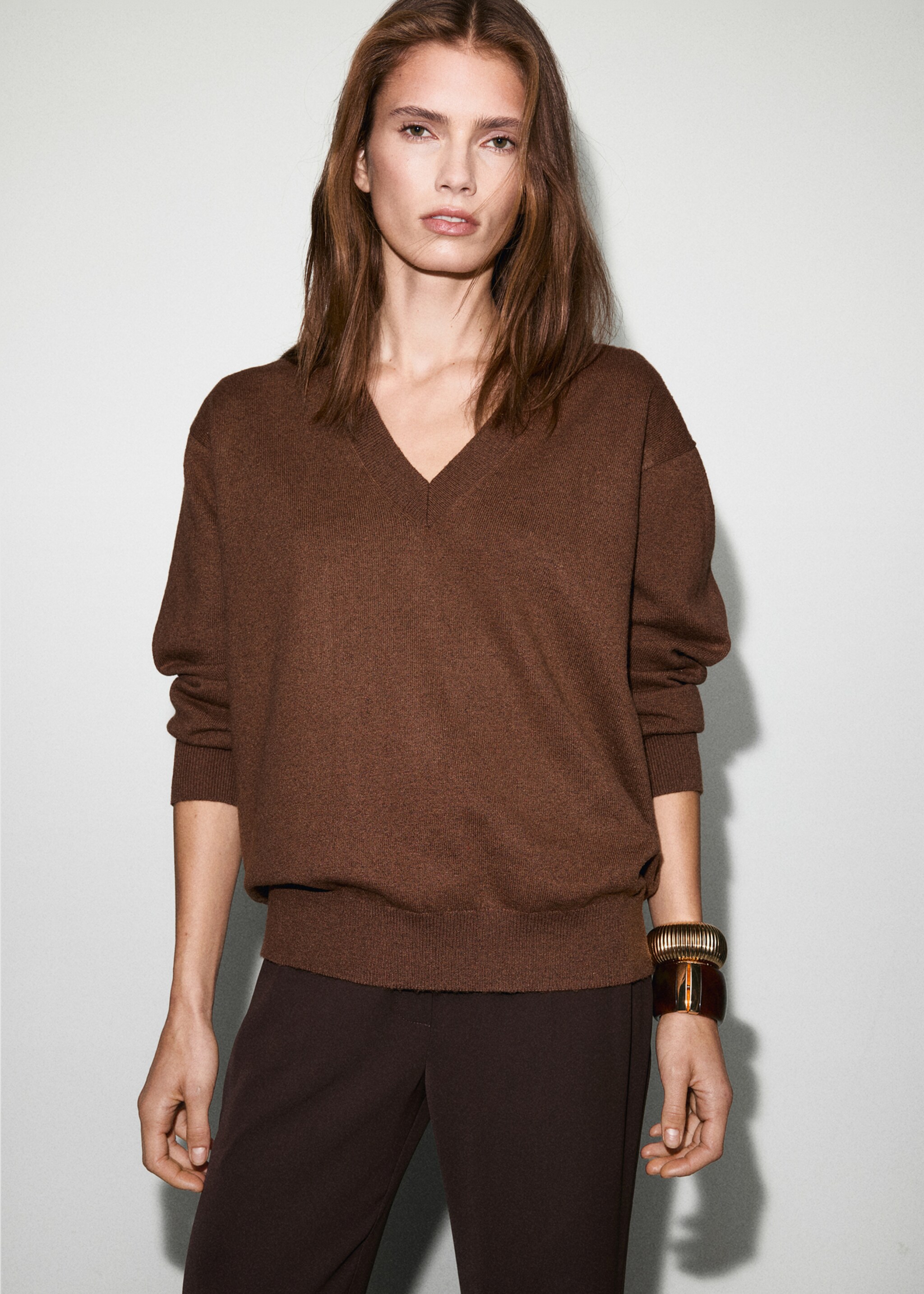 Fine-knit V-neck sweater - Medium plane, Tobacco Brown. Ref: 17009115-00.