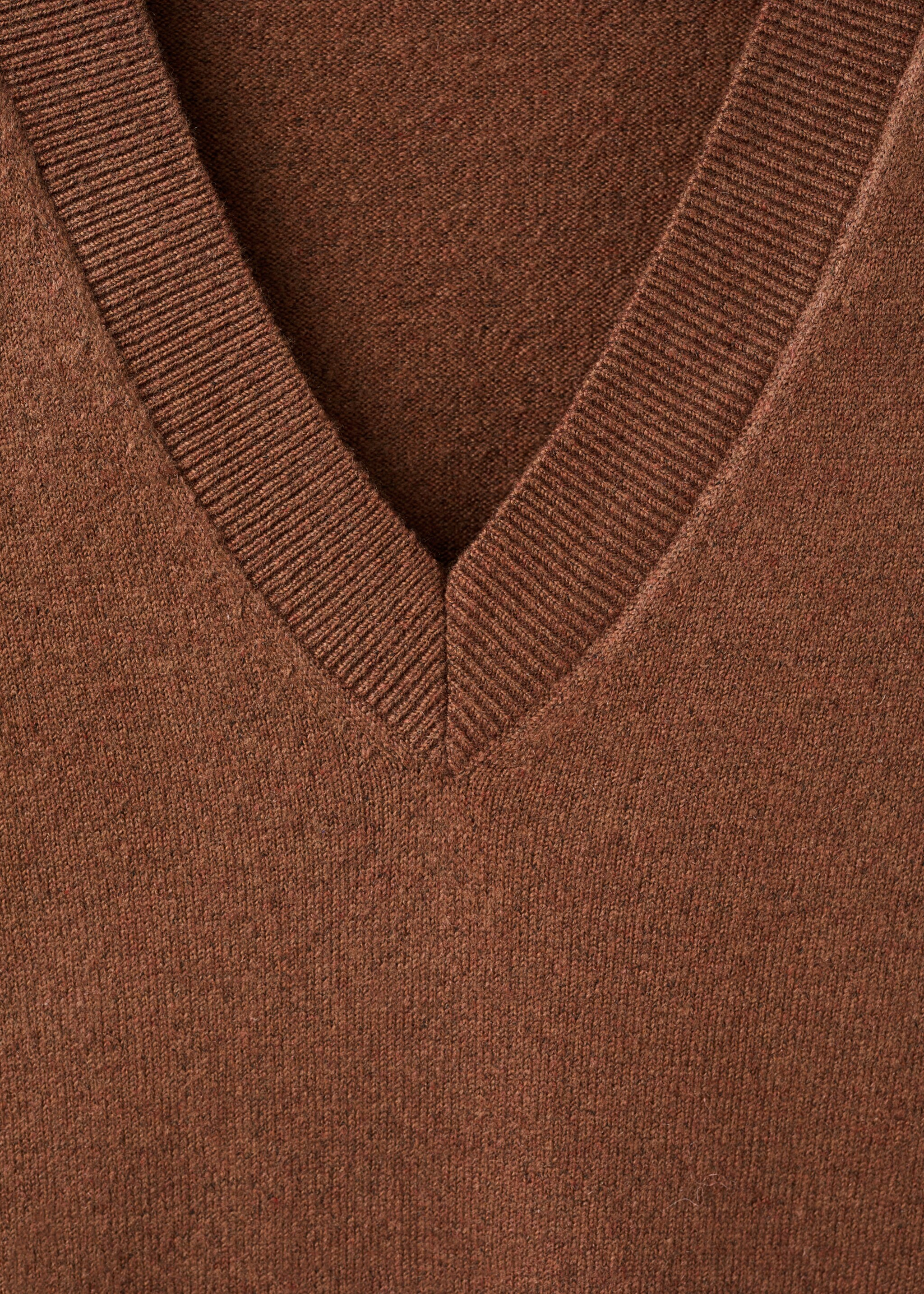 Fine-knit V-neck sweater - Details of the article 8, Tobacco Brown. Ref: 17009115-00.