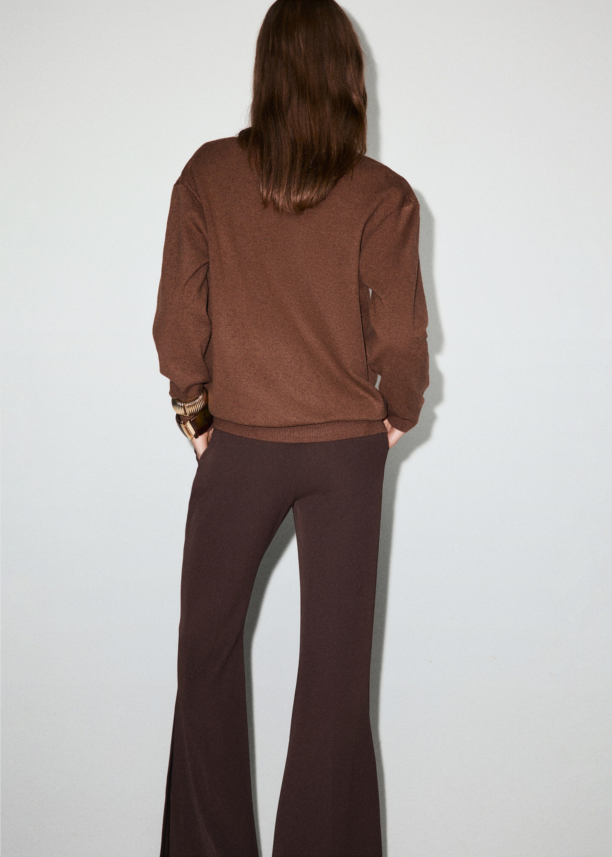 Fine-knit V-neck sweater - Reverse of the article, Tobacco Brown. Ref: 17009115-00.