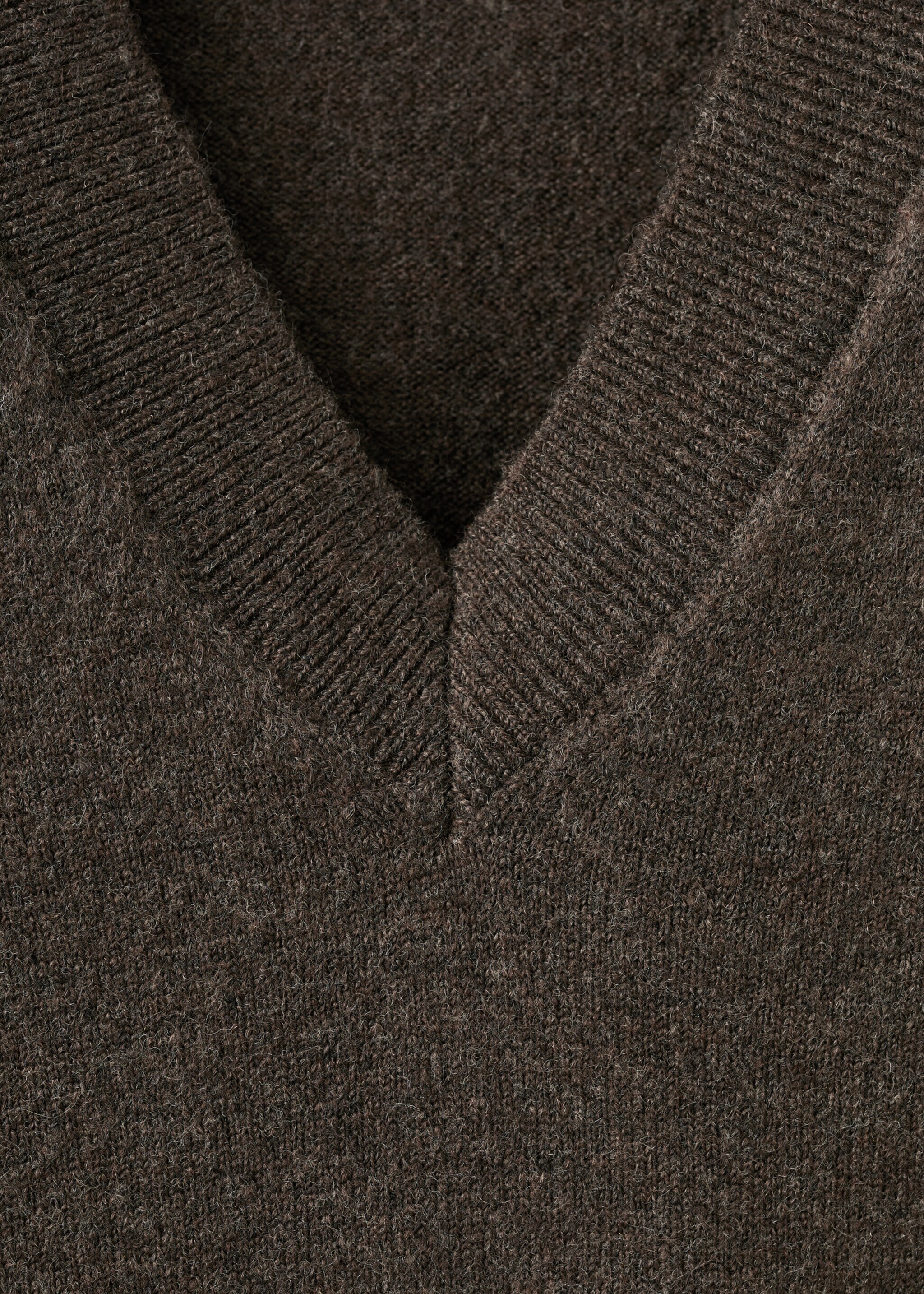 Pull-over maille fine col V - Détail de l'article 8, Marron moyen. Ref: 17009115-00.