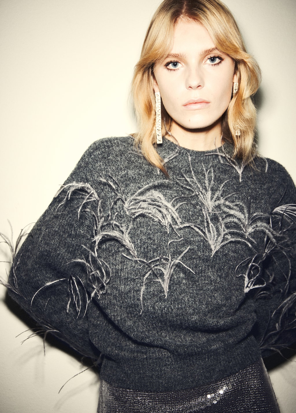 Knitted sweater with feathers