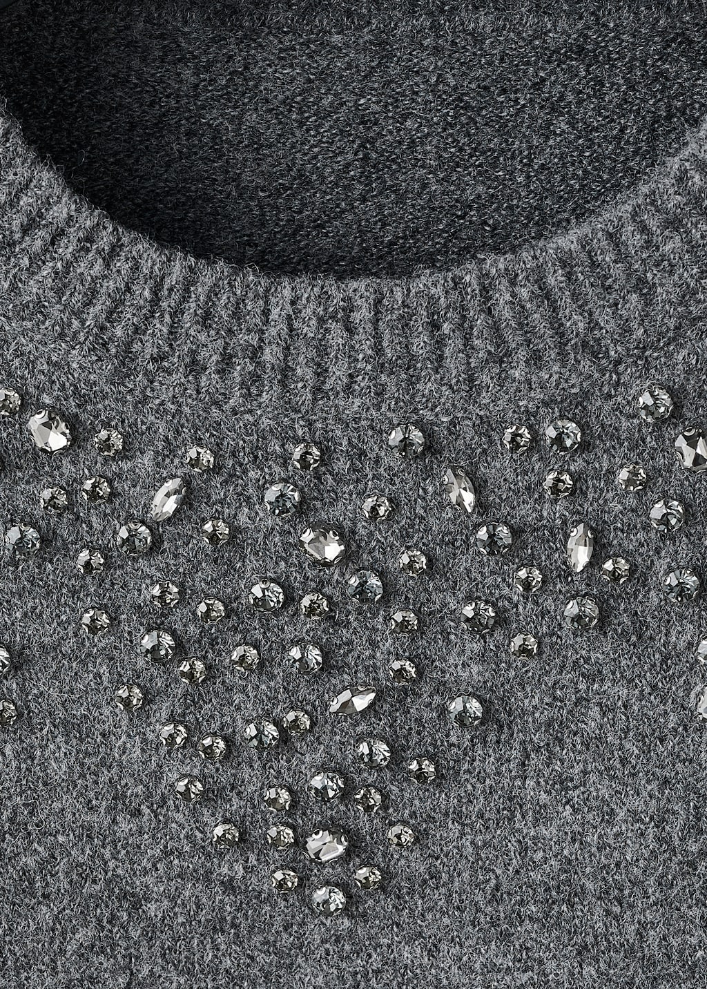 Knitted sweater with sequins
