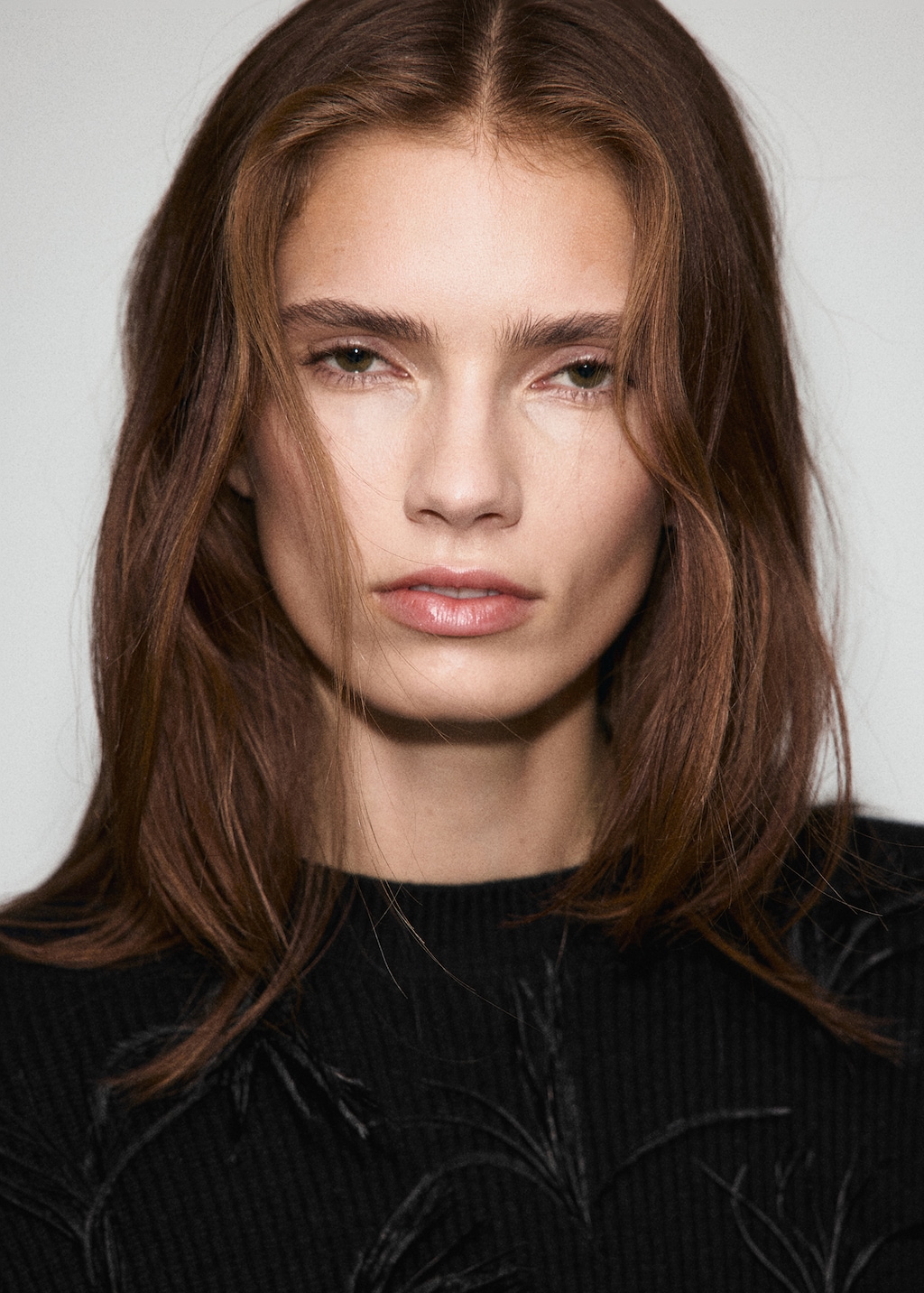 Knitted sweater with feathers