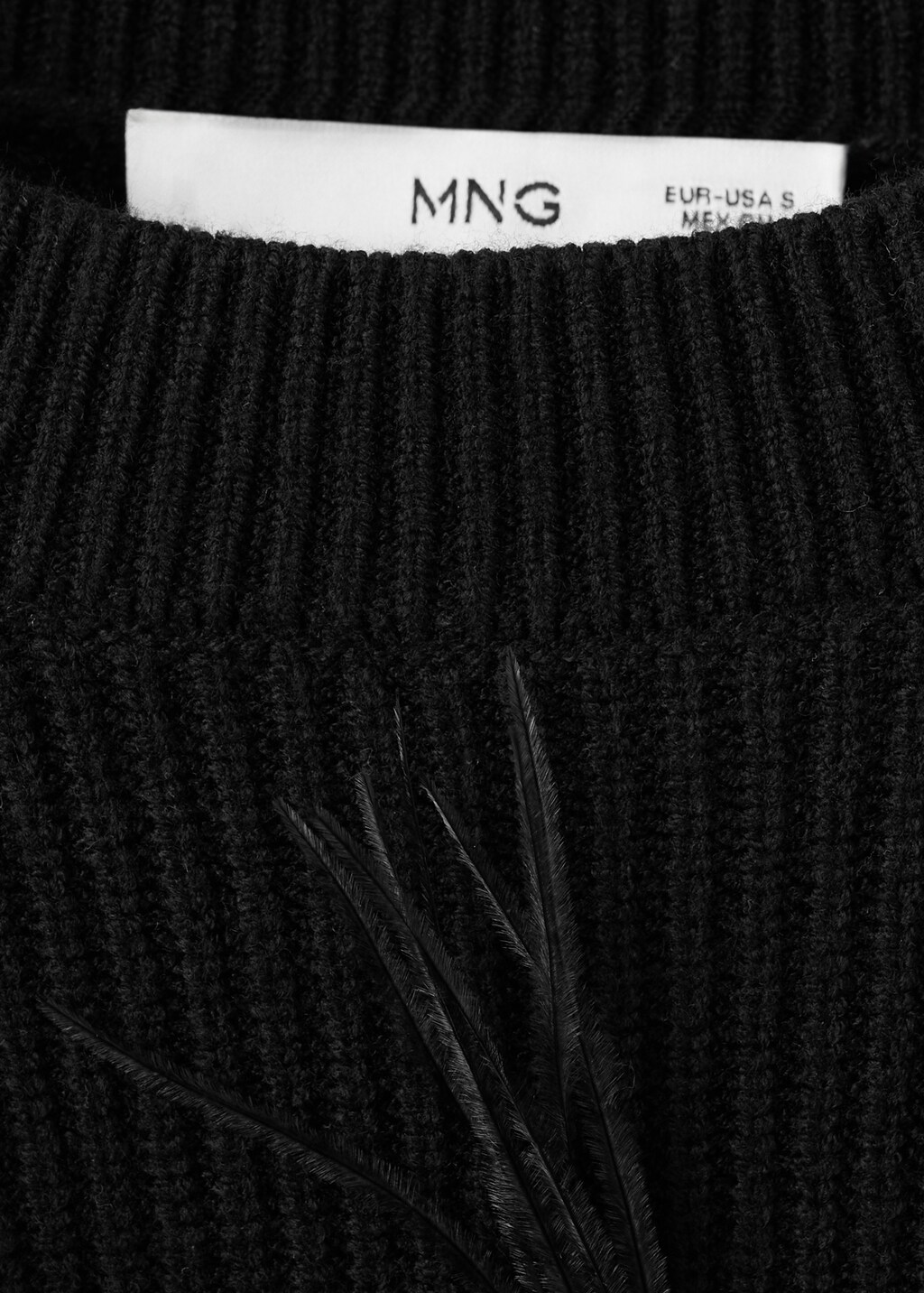 Knitted sweater with feathers