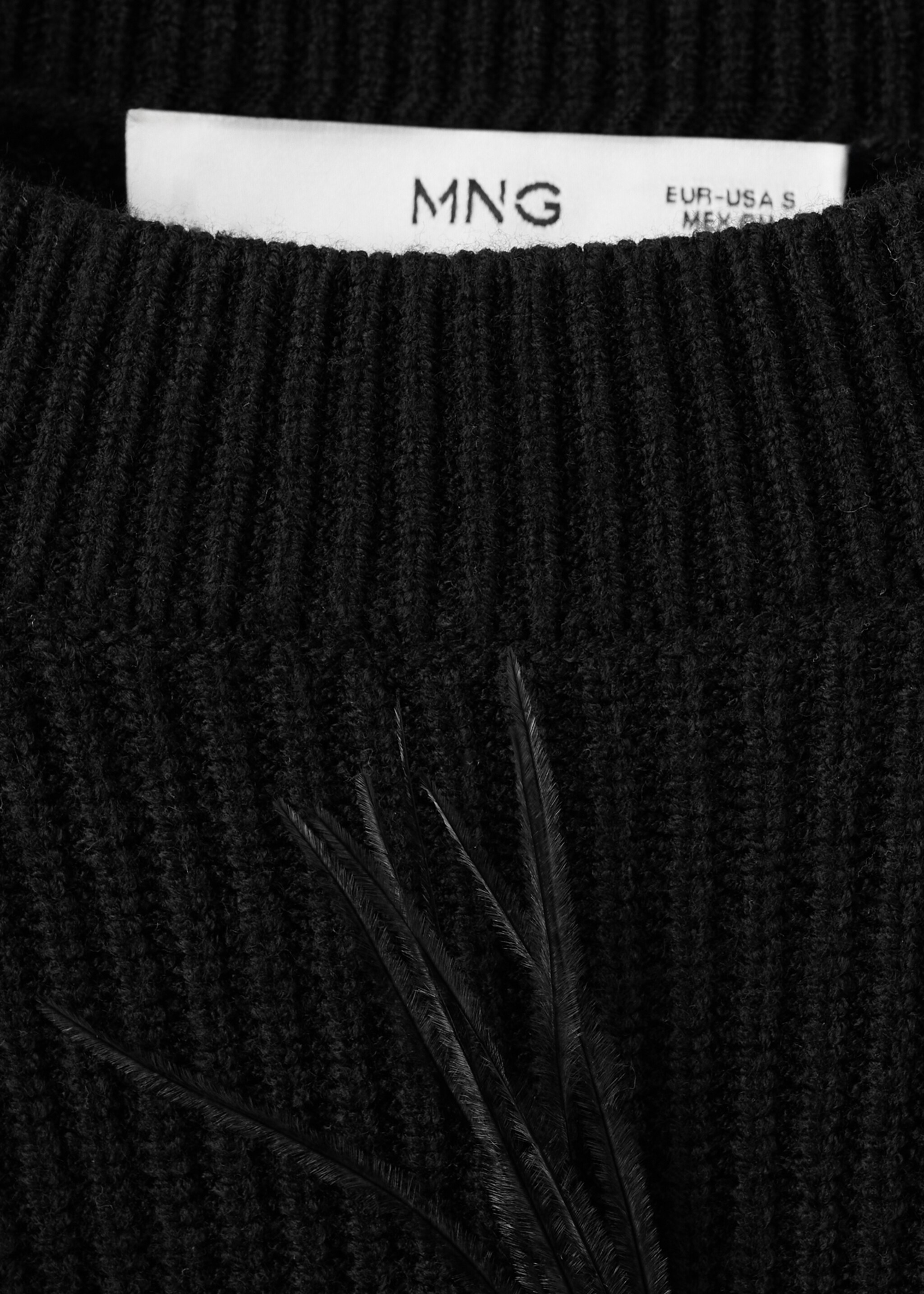 Knitted sweater with feathers - Details of the article 8, Black. Ref: 17009131-00.