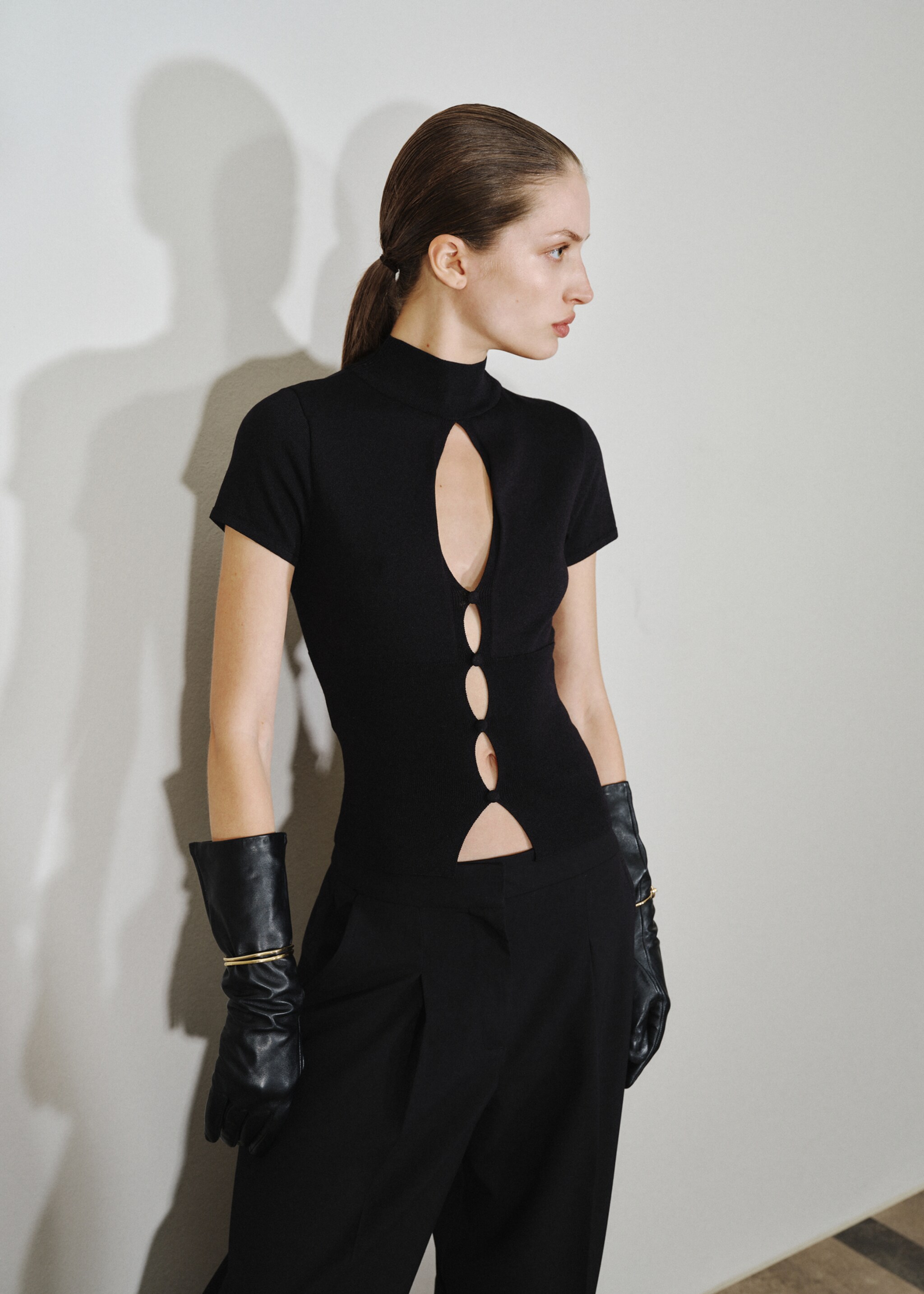 Perkins-neck sweater with cut-out - Medium plane, Black. Ref: 17009134-00.