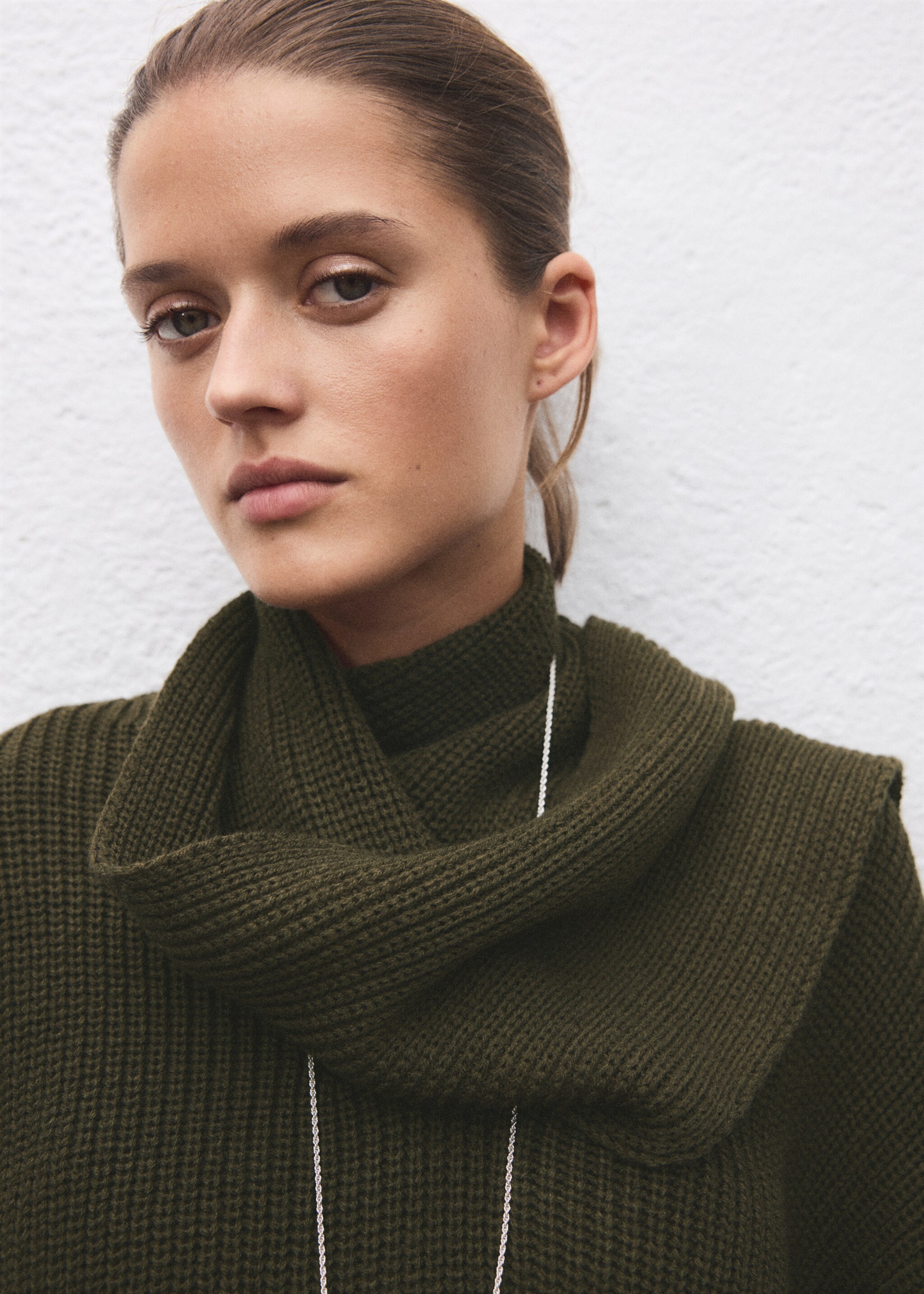 Knitted sweater with scarf - Details of the article 1, Green. Ref: 17009135-00.
