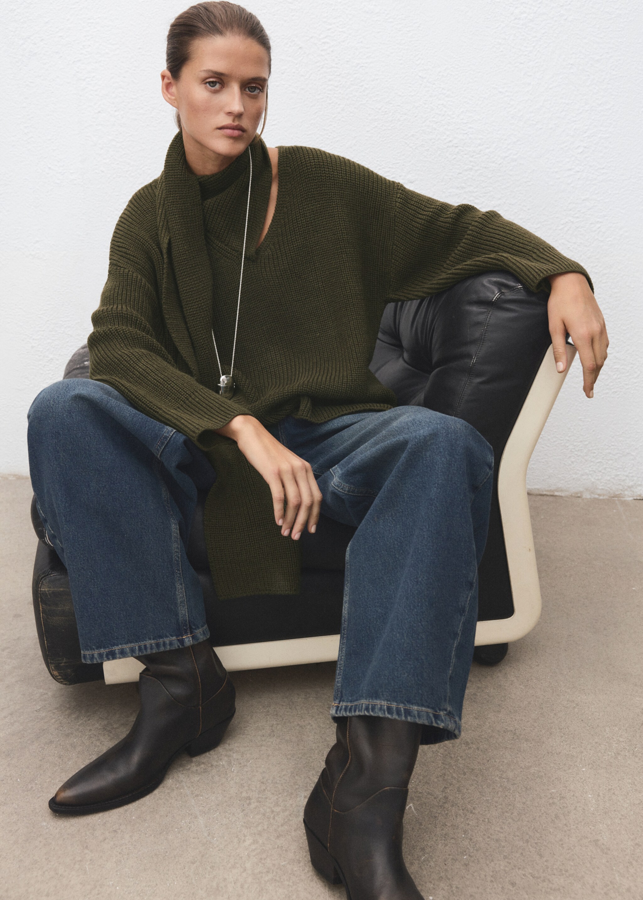 Knitted sweater with scarf - Details of the article 2, Green. Ref: 17009135-00.