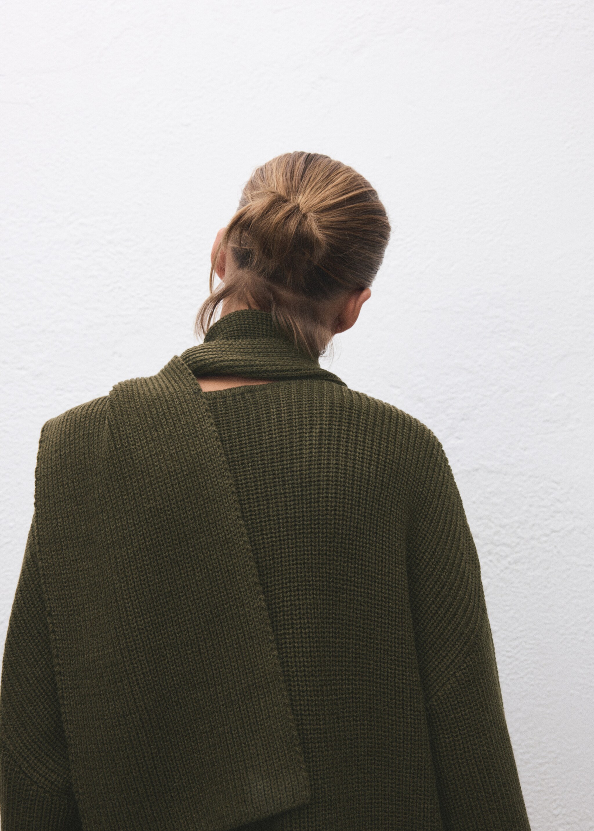 Knitted sweater with scarf - Details of the article 6, Green. Ref: 17009135-00.