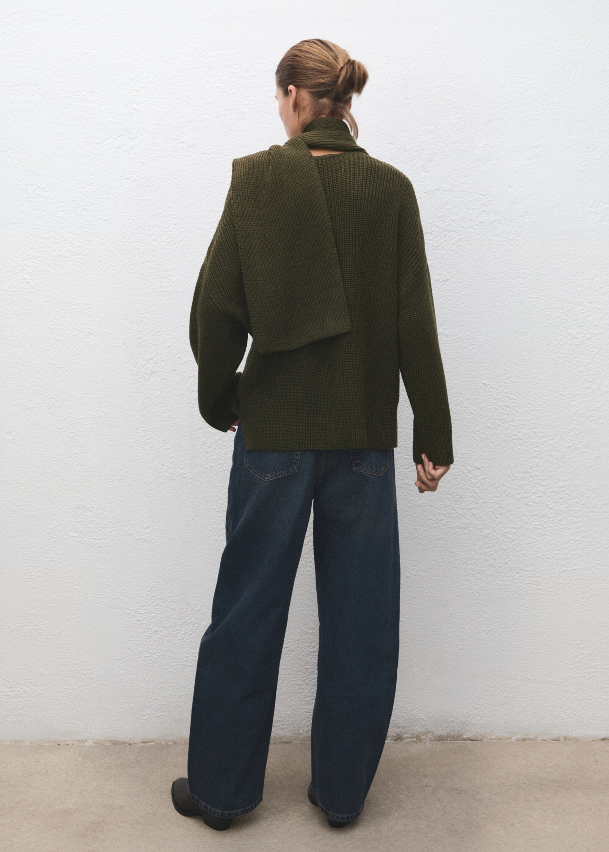 Knitted sweater with scarf - Reverse of the article, Green. Ref: 17009135-00.