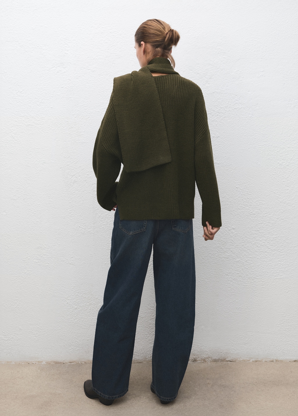 Knitted sweater with scarf