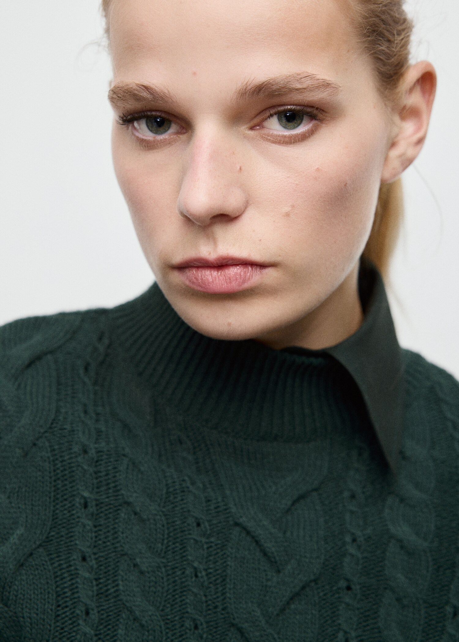 Zopfmusterpullover mit halbhohem Kragen - Detail des Artikels 1