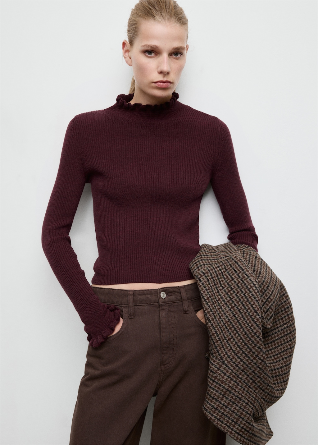Ribbed sweater with scalloped finishes