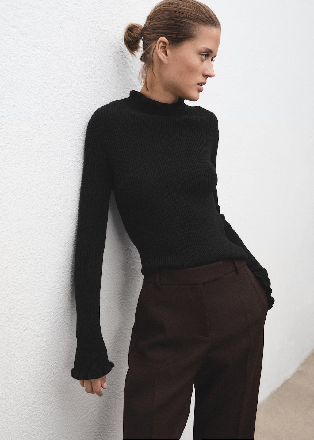 Ribbed sweater with scalloped finishes