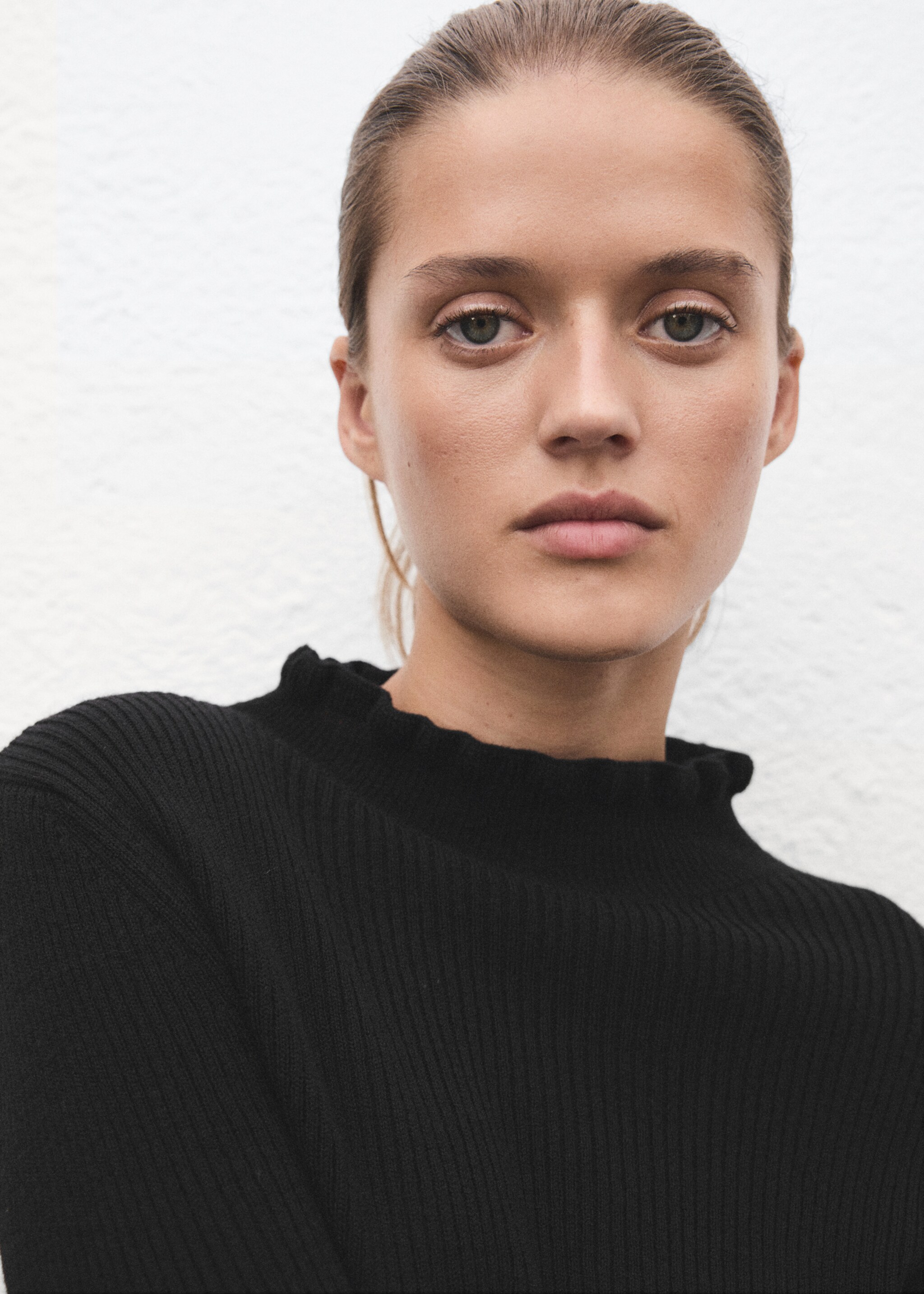 Ribbed jersey with scalloped ends - Details of the article 1, Black. Ref: 17009141-00.