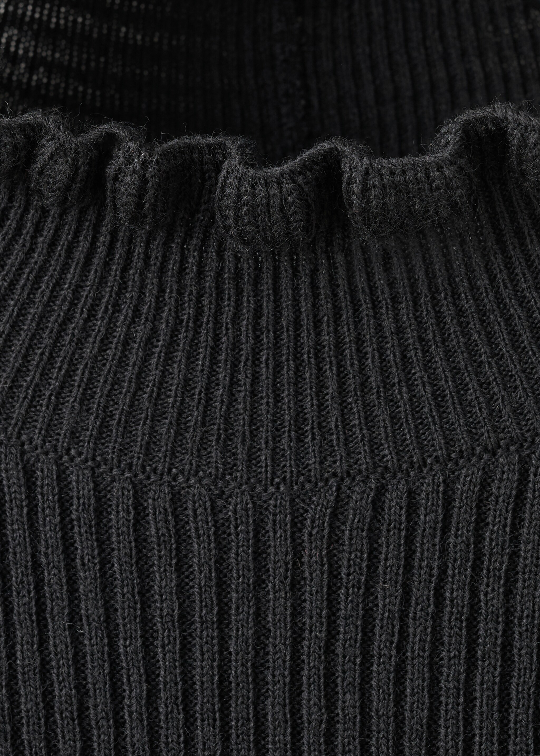 Ribbed jersey with scalloped ends - Details of the article 8, Black. Ref: 17009141-00.