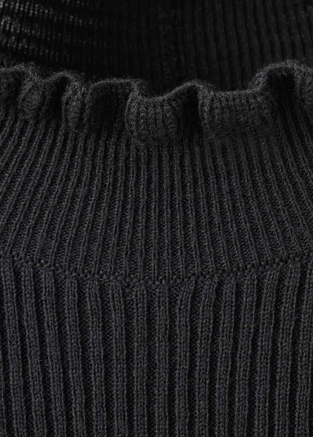 Ribbed sweater with scalloped finishes
