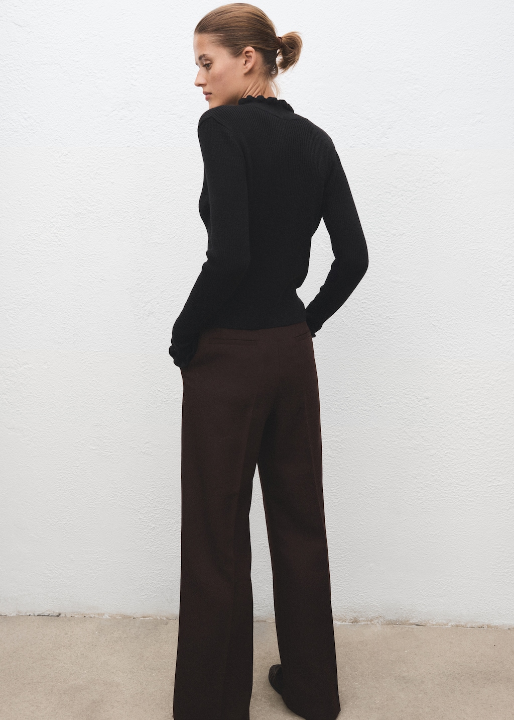 Ribbed sweater with scalloped finishes