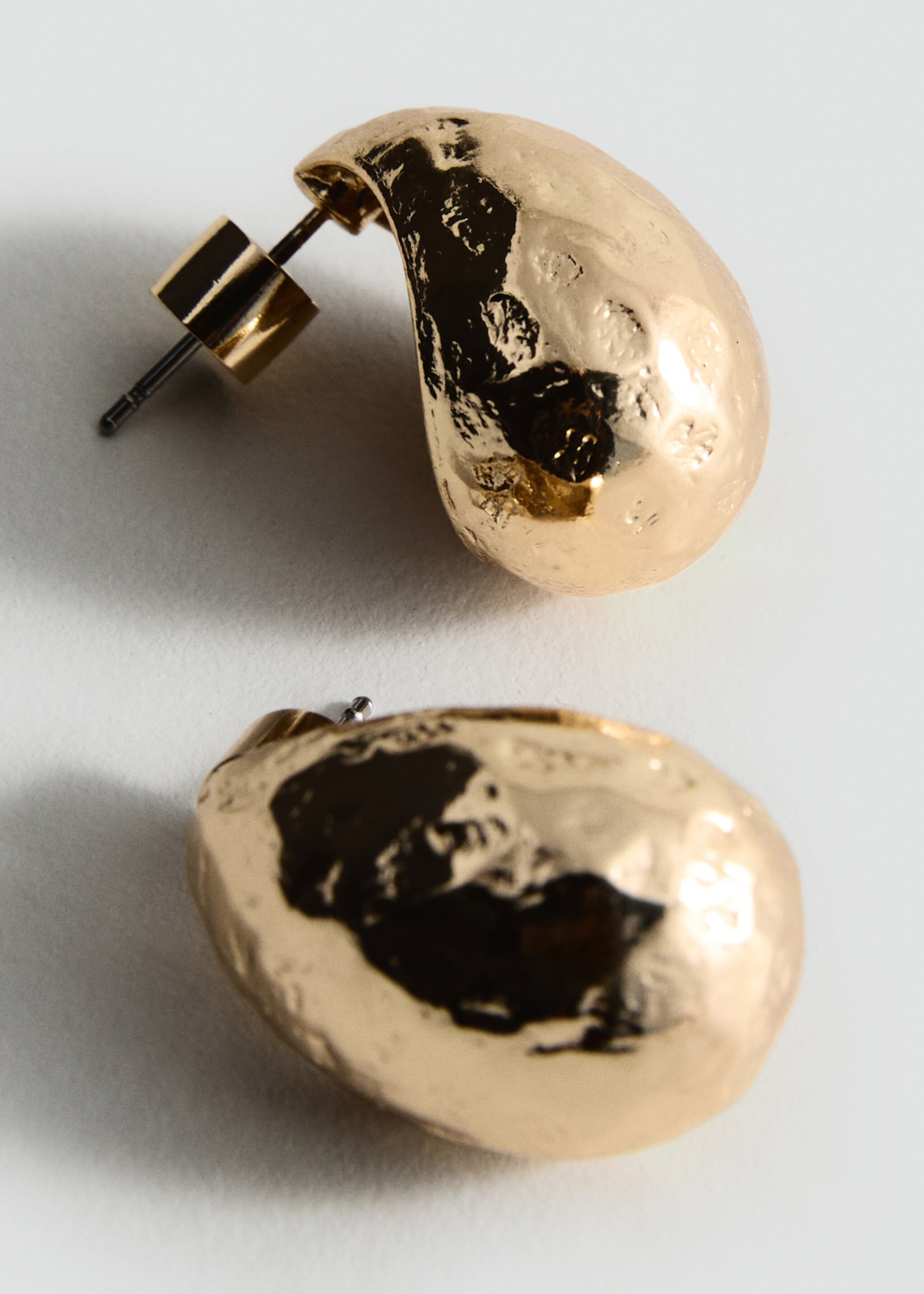 Boucles d'oreilles goutte texturées - Plan moyen