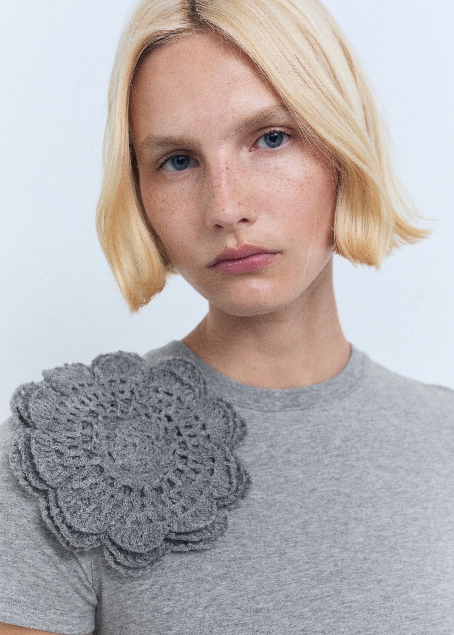 Baumwoll-T-Shirt mit Häkelblumen-Applikation - Detail des Artikels 1