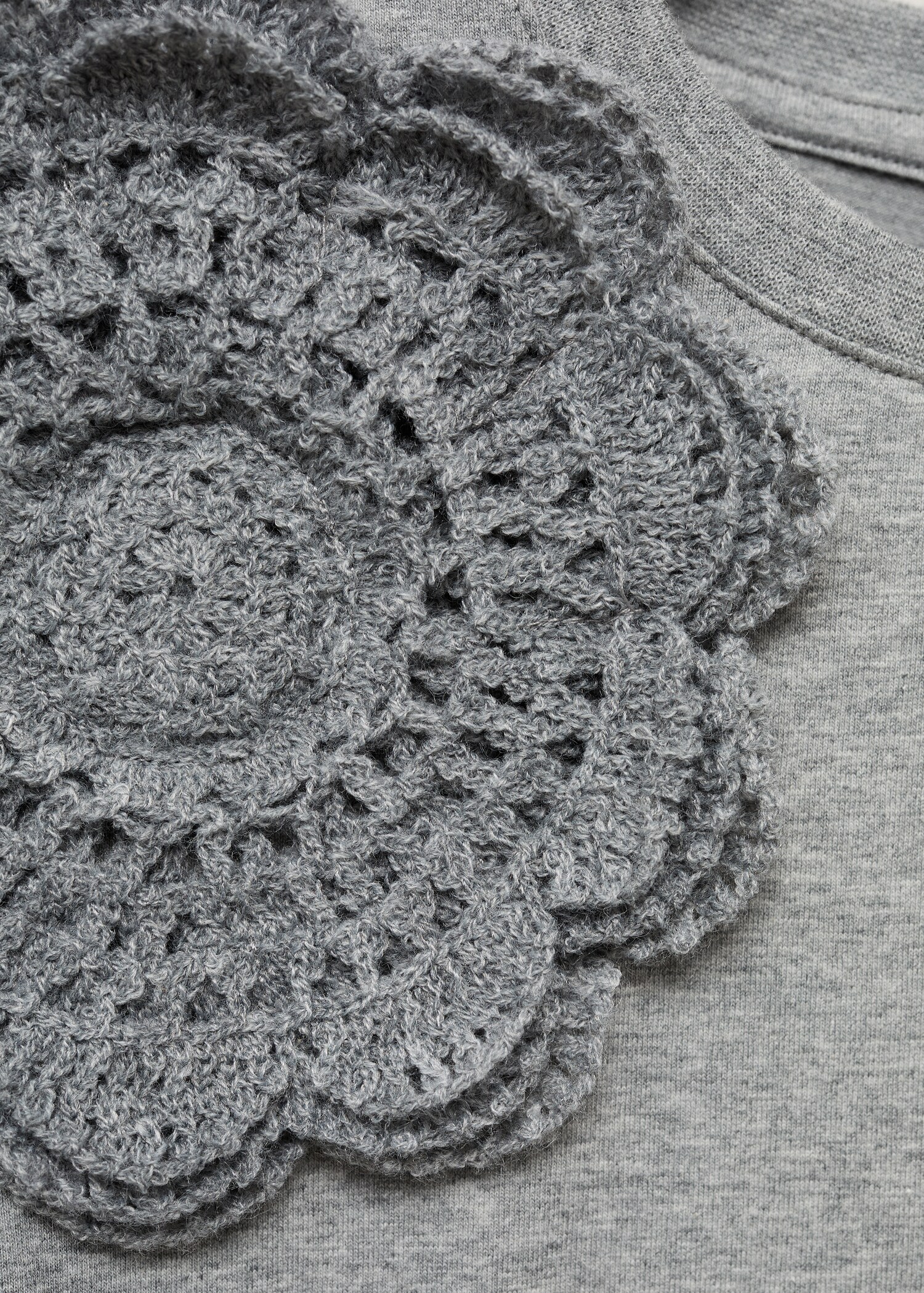 Baumwoll-T-Shirt mit Häkelblumen-Applikation - Detail des Artikels 8