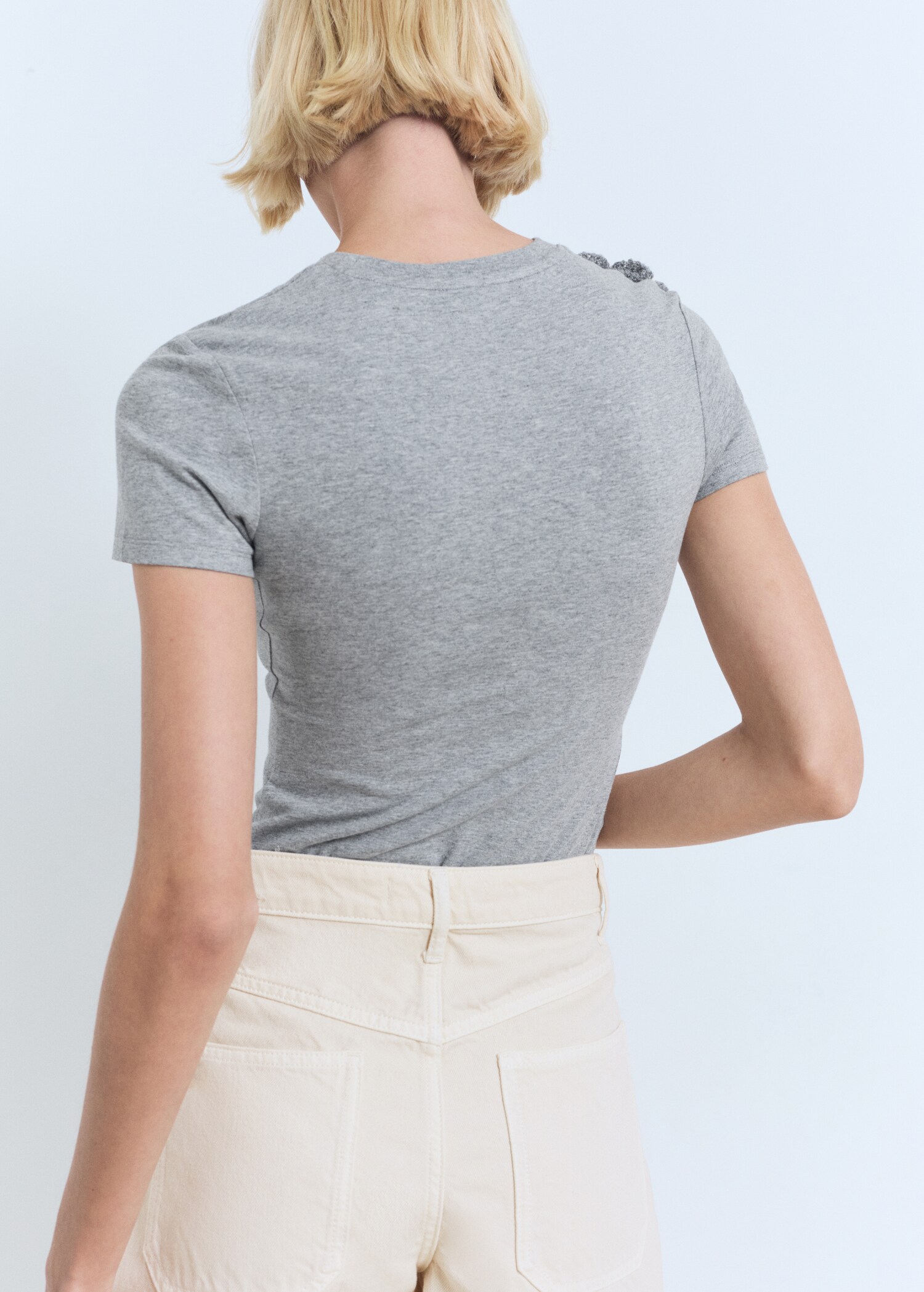 Baumwoll-T-Shirt mit Häkelblumen-Applikation - Rückseite des Artikels