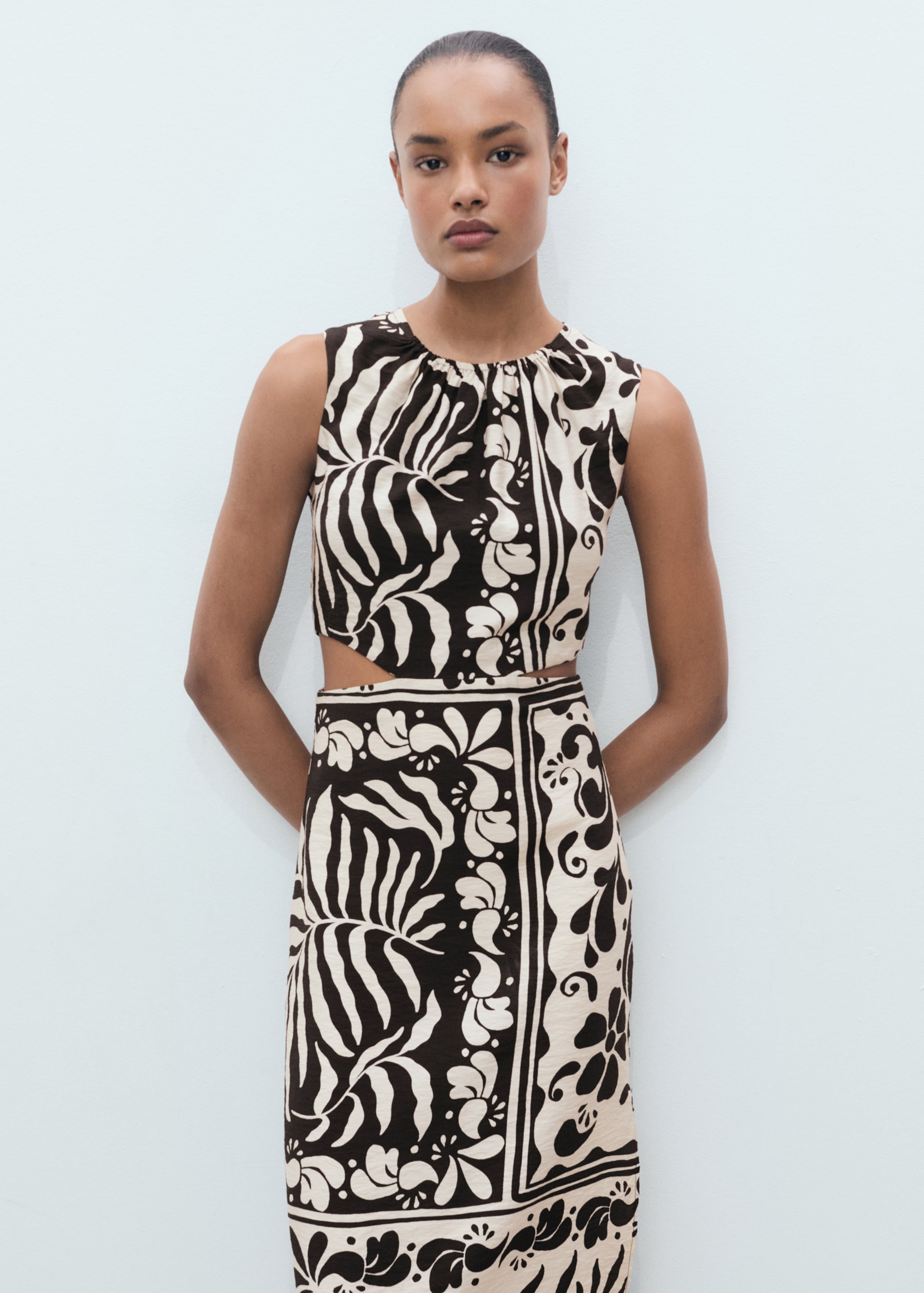 Vestido midi cut out - Plano medio