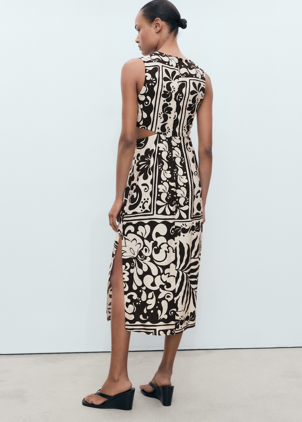 Midi-dress with cut-out