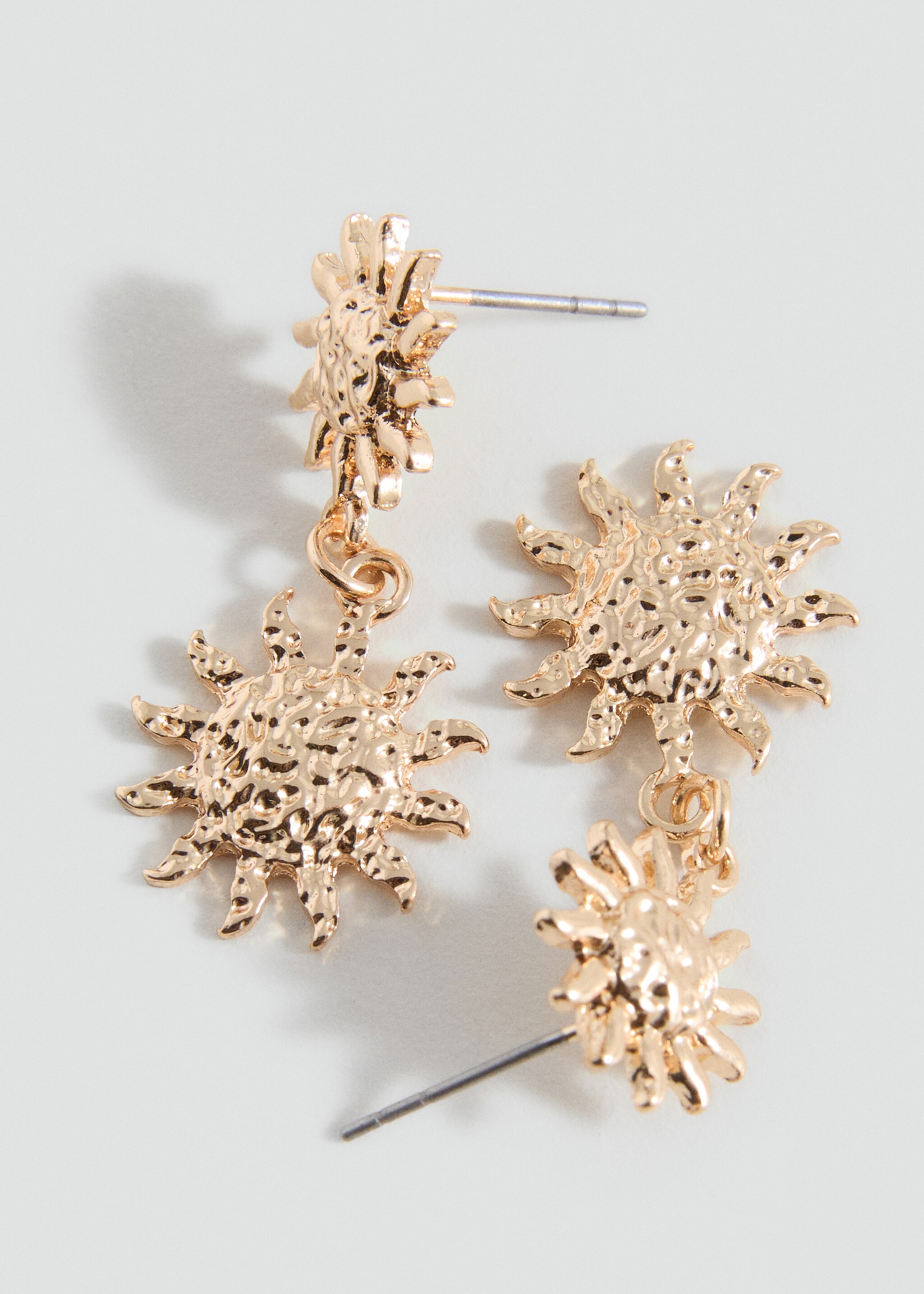 Boucles d'oreilles motif soleil - Plan moyen