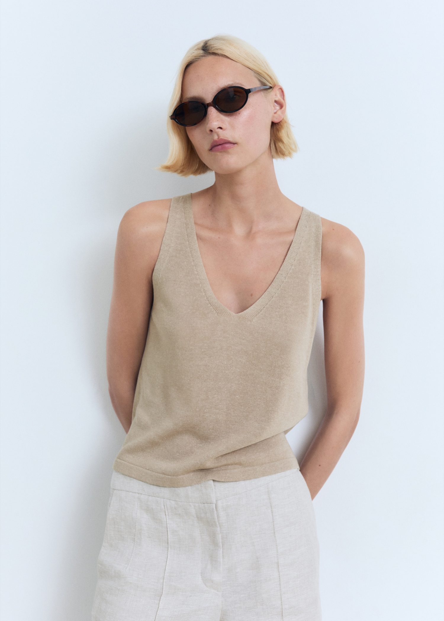 V-neck knit top - Medium plane