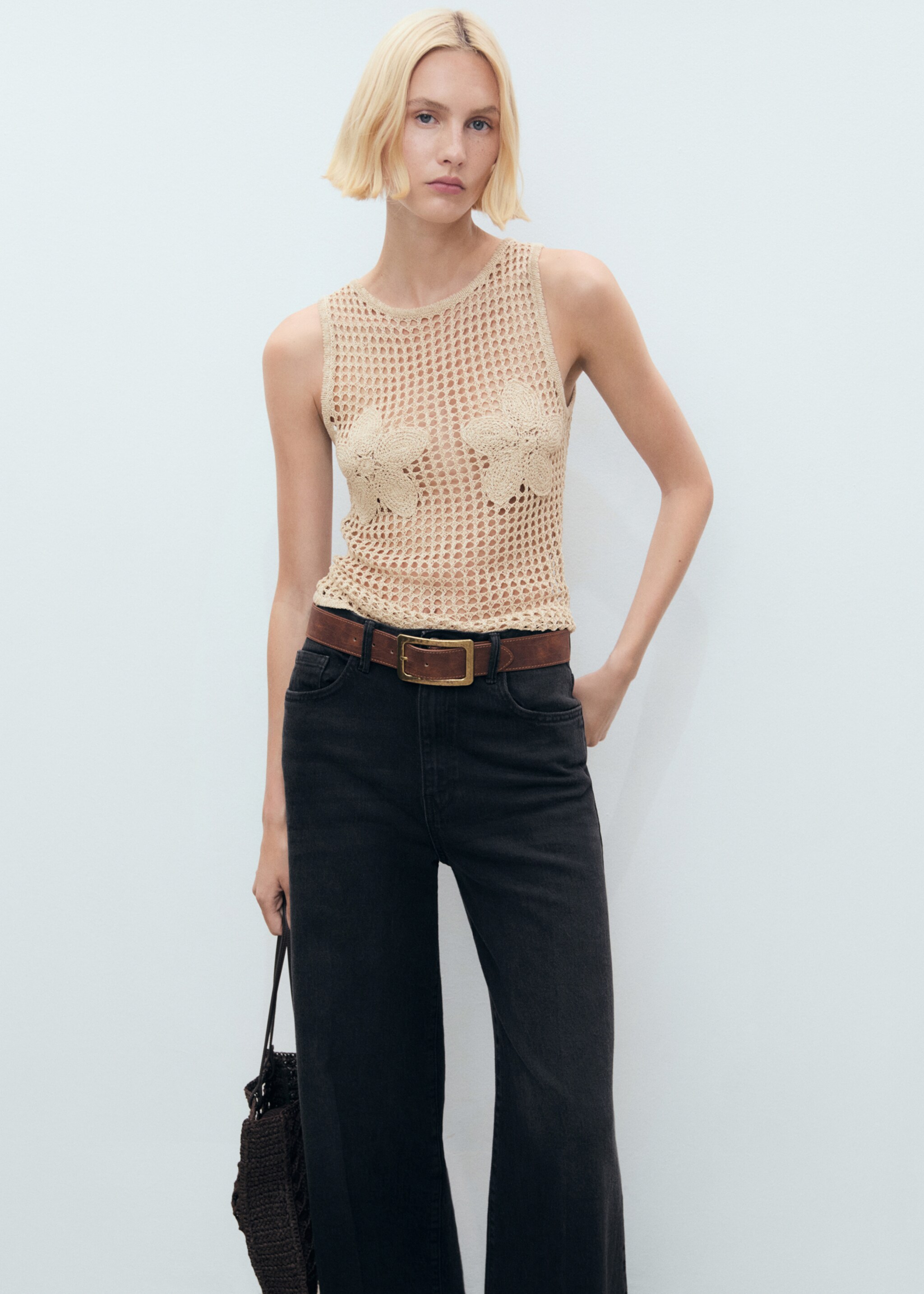 Top crochet bordado flores - Plano medio