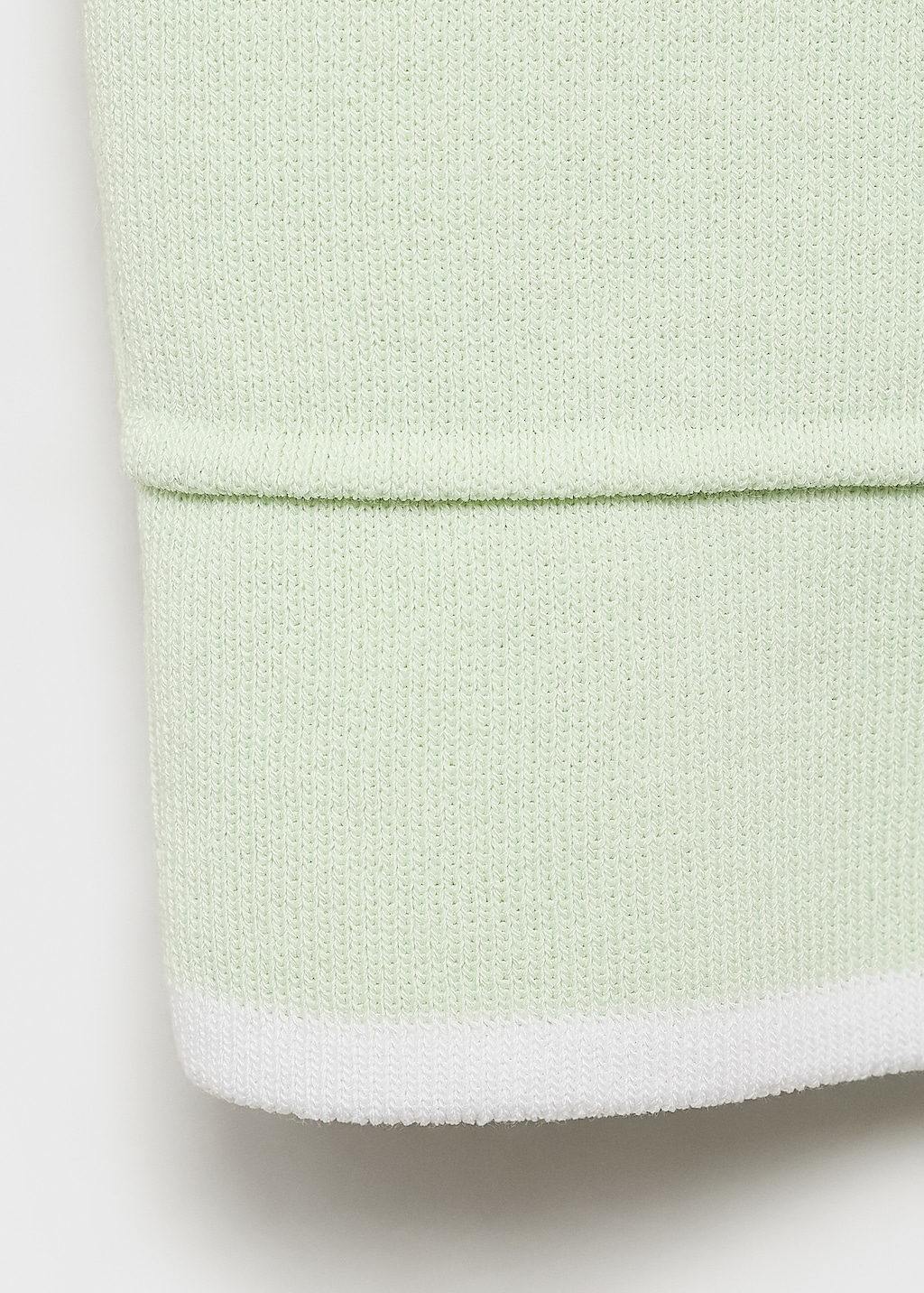 Knitted top with contrasting trim