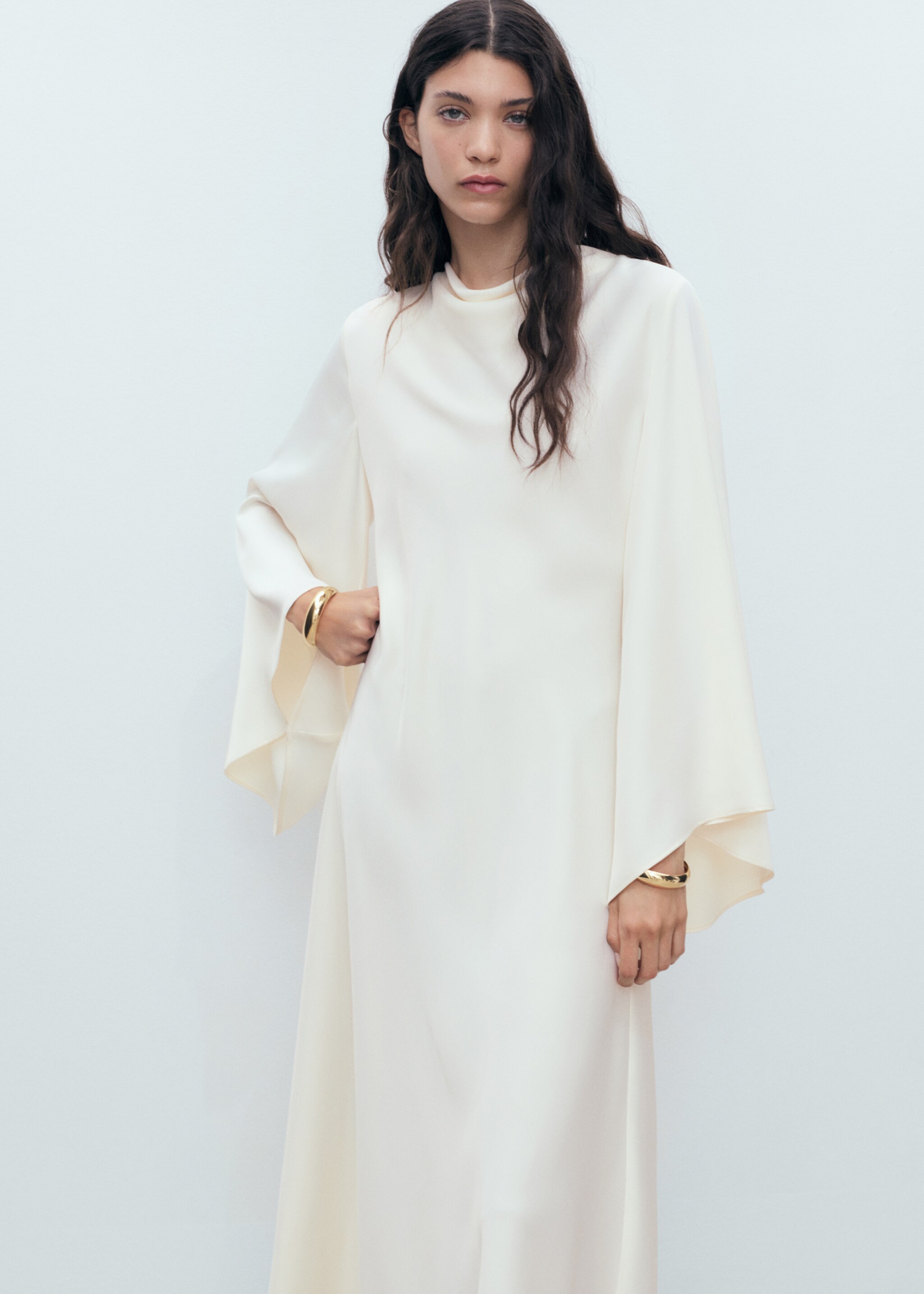 Robe longue satinée - Plan moyen