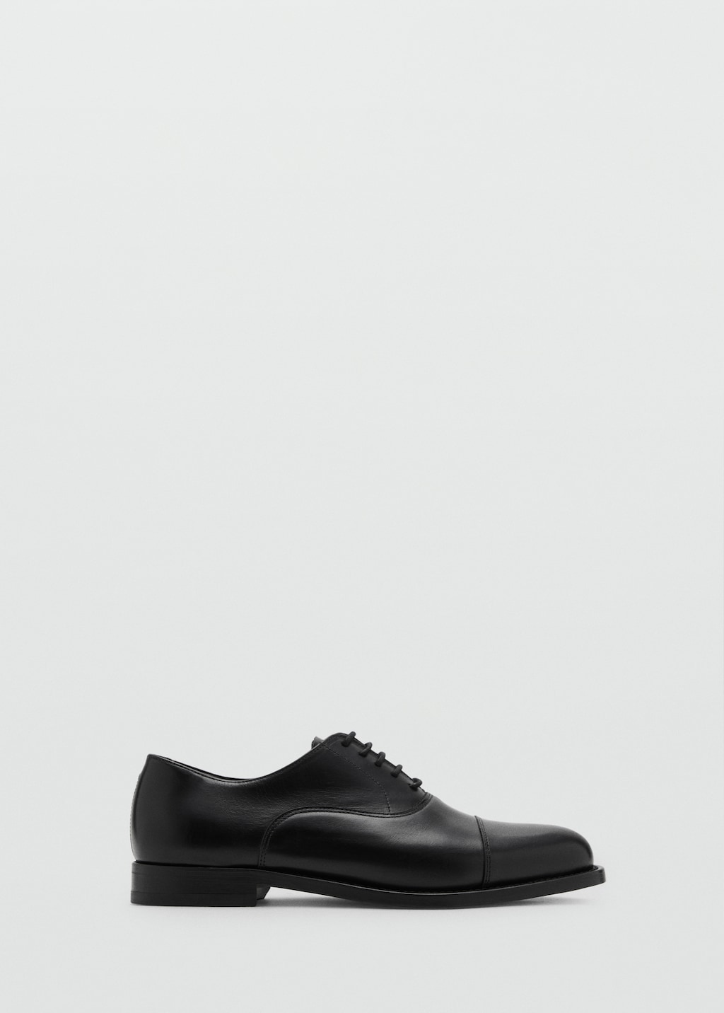 Oxford style leather shoe