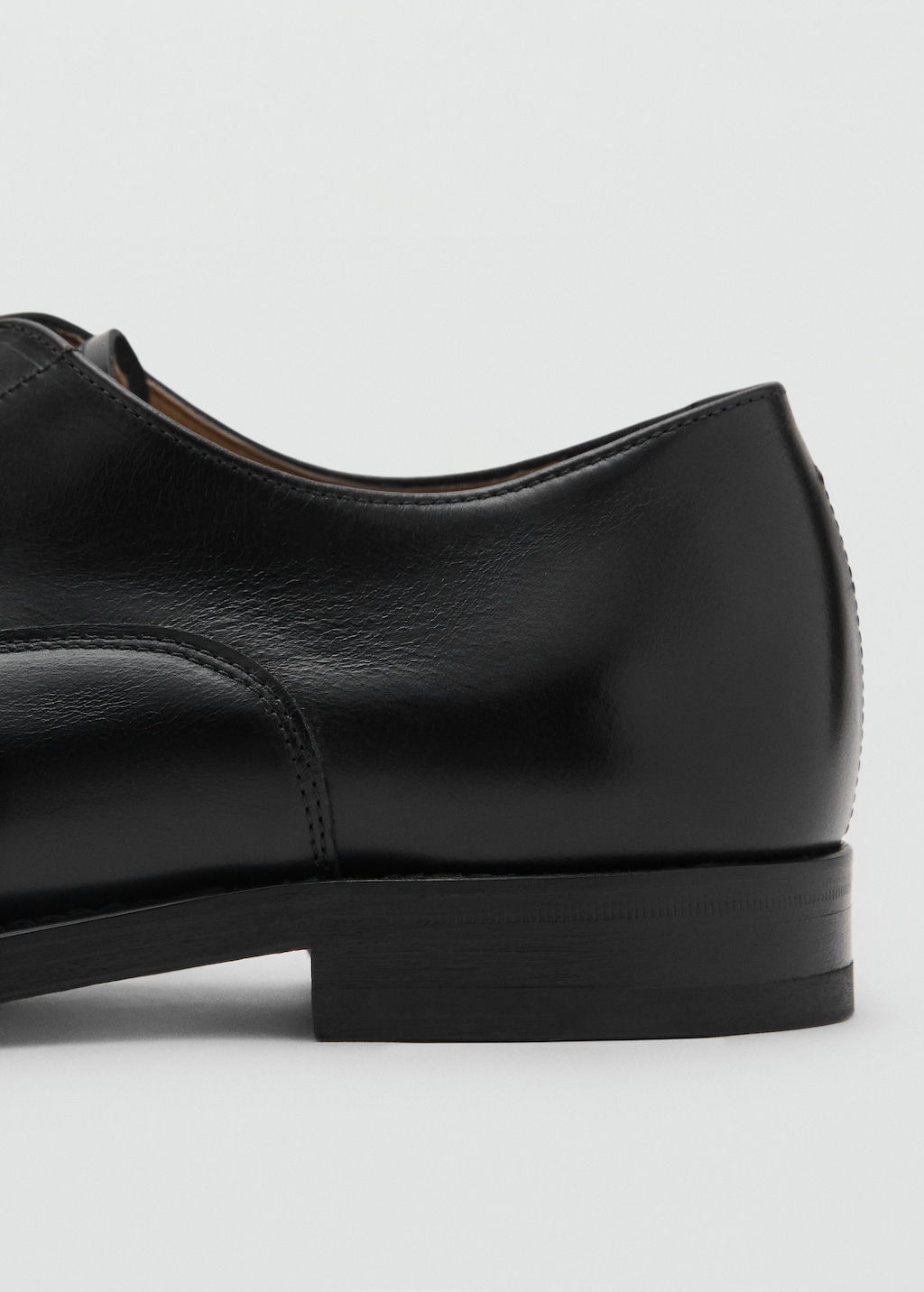 Oxford style leather shoe