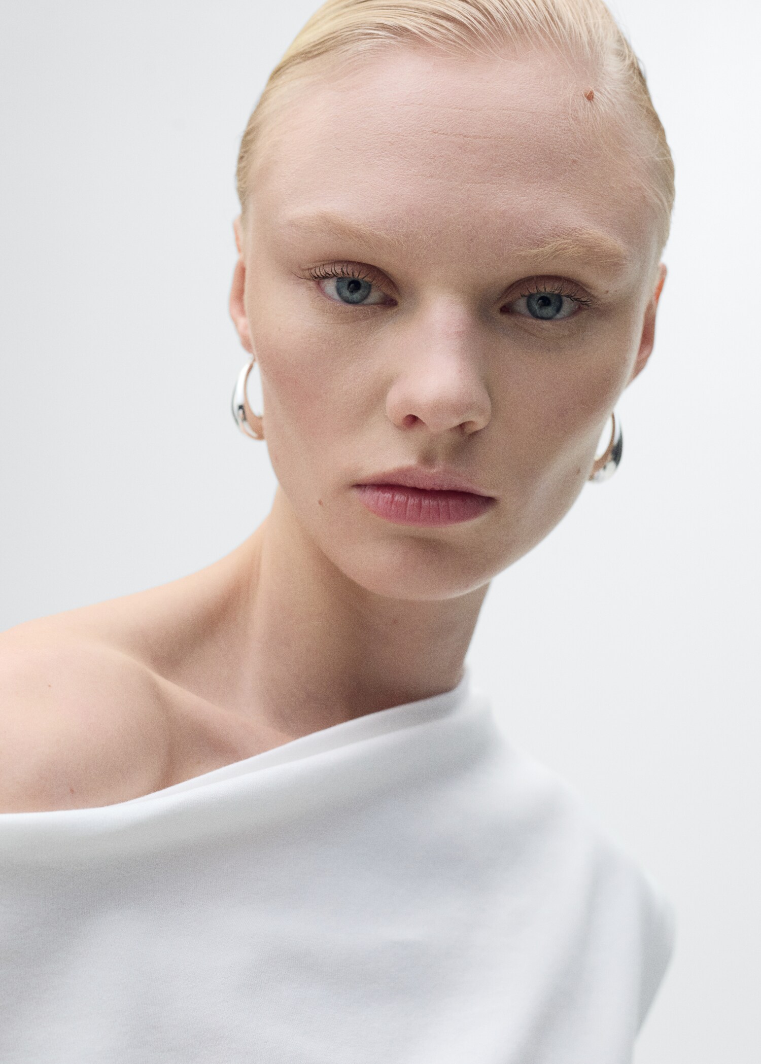 Asymmetrical fitted top - Details of the article 1