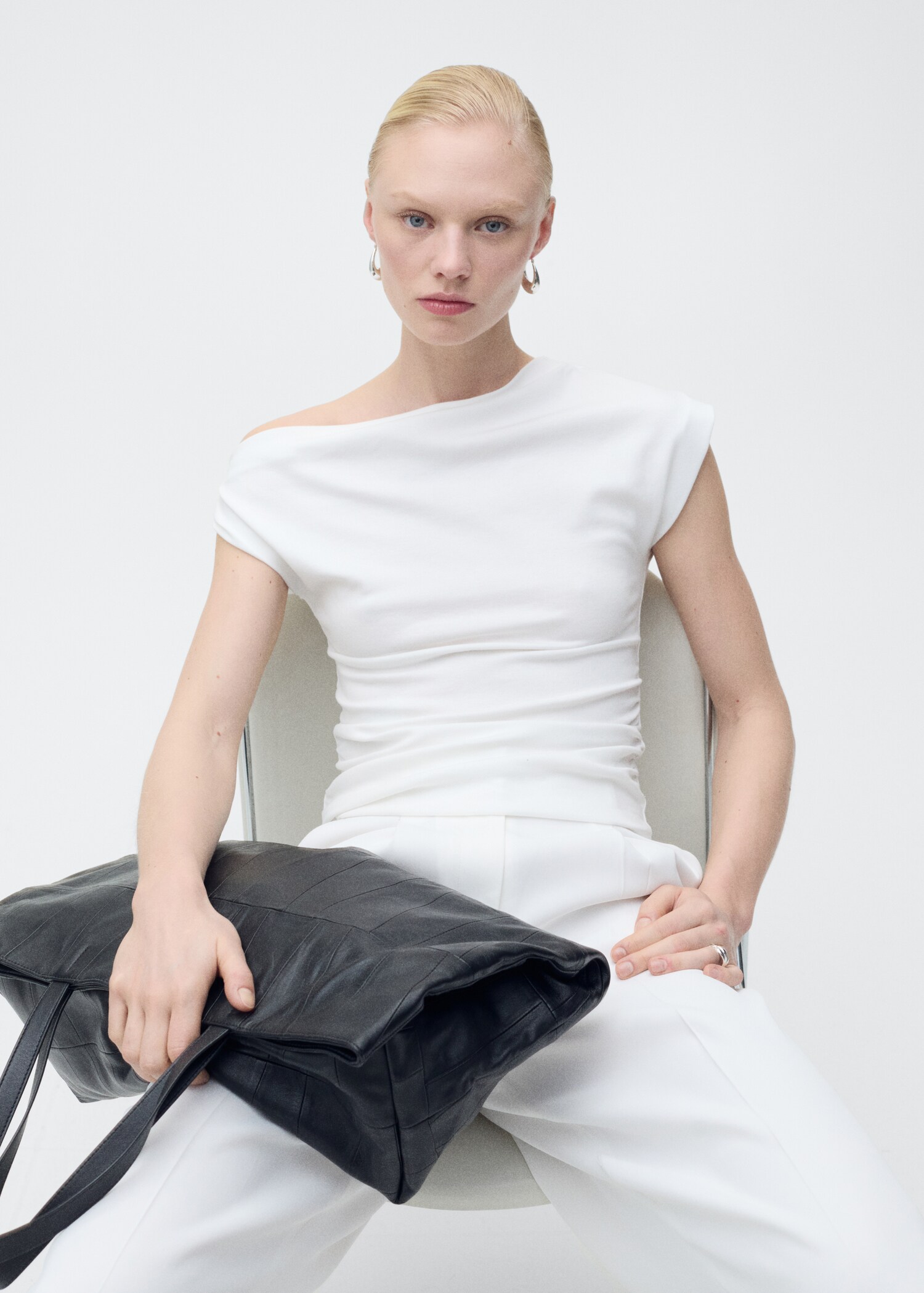 Asymmetrical fitted top - Details of the article 6