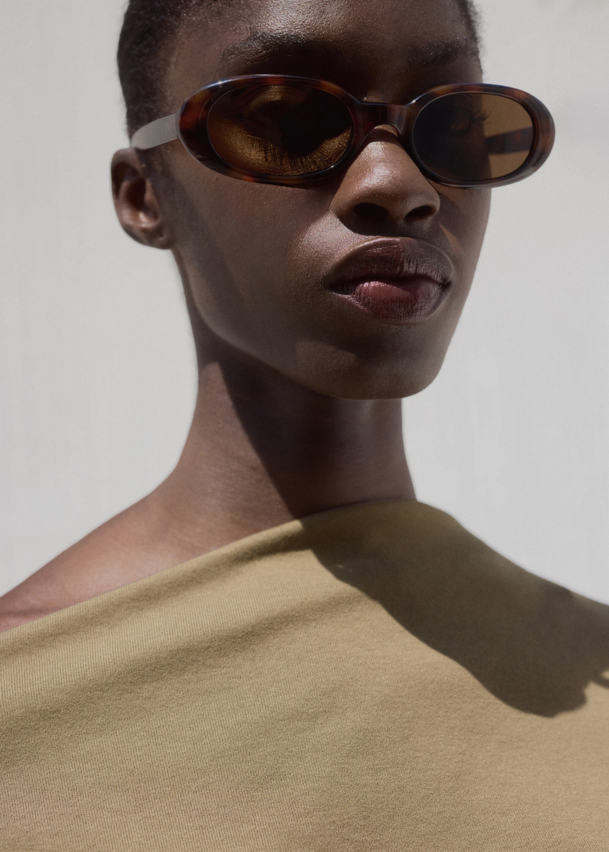 Asymmetrical fitted top - Details of the article 1