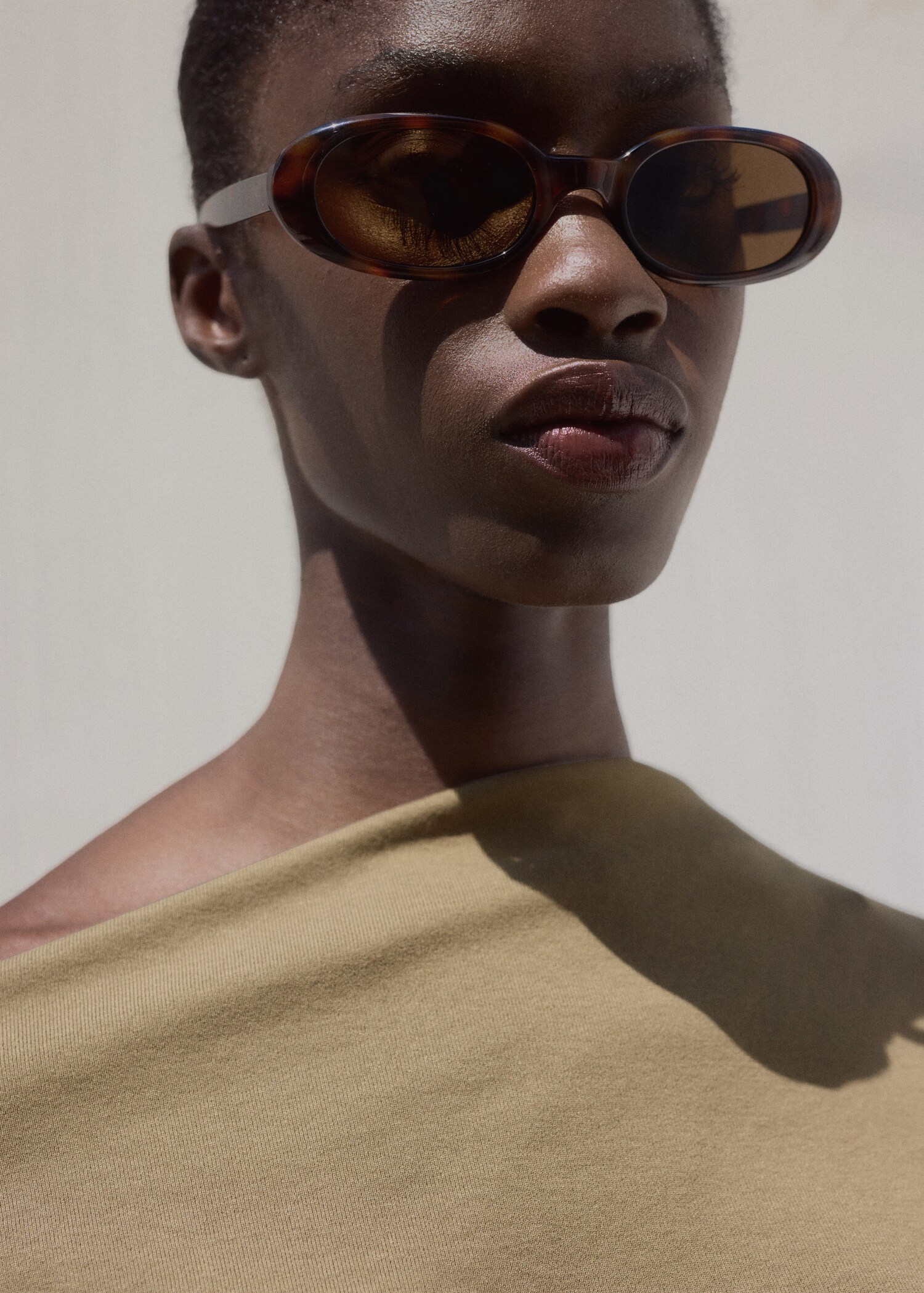 Asymmetrical fitted top - Details of the article 1